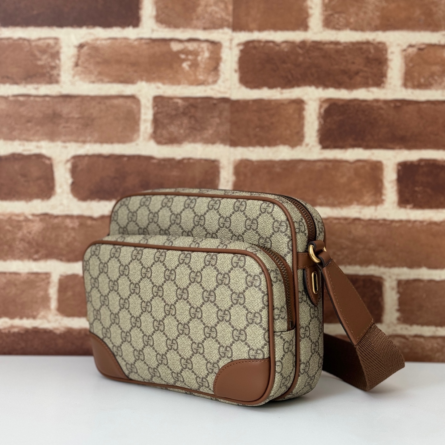Gucci Gucci Horsebit 1955 small camera bag in beige and ebony GG Supreme | GUCCI