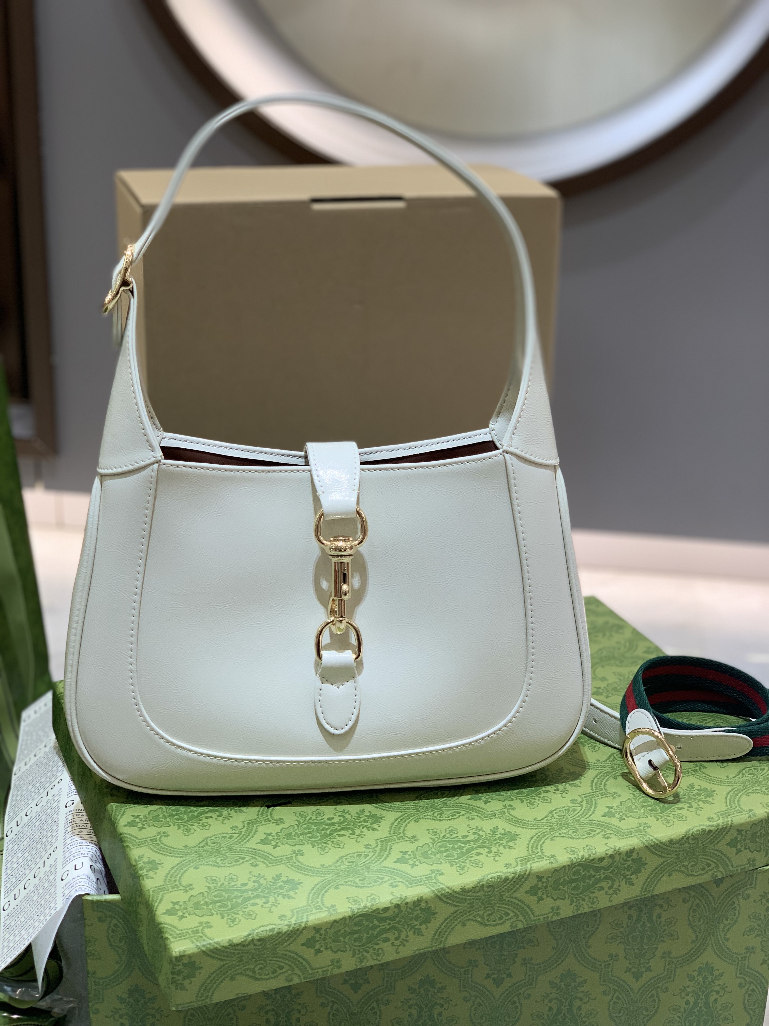 Gucci Jackie 1961 White Bag in premium leather with gold piston closure on green patterned box