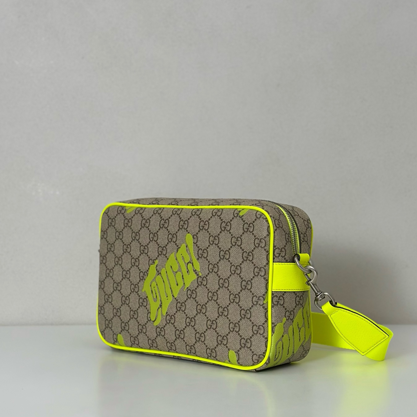 Gucci Medium crossbody bag with print in beige and dark brown