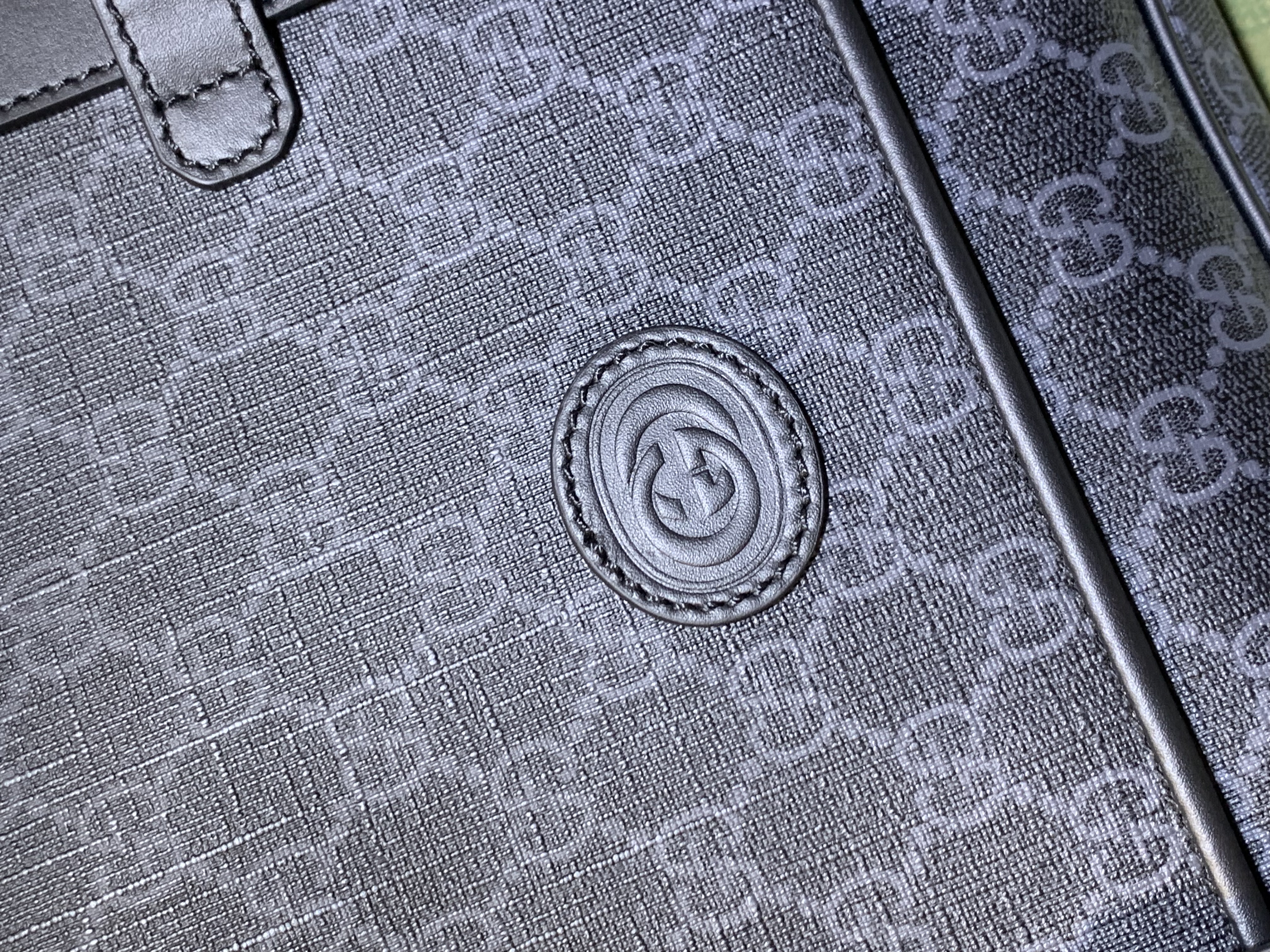 Gucci GG Supreme Messenger Bag: Ultimate Men's #1 Everyday Style