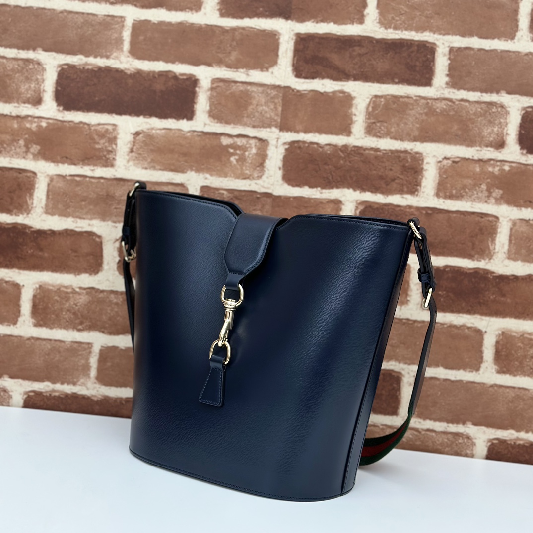 Gucci Mini Bucket Shoulder Bag in Red