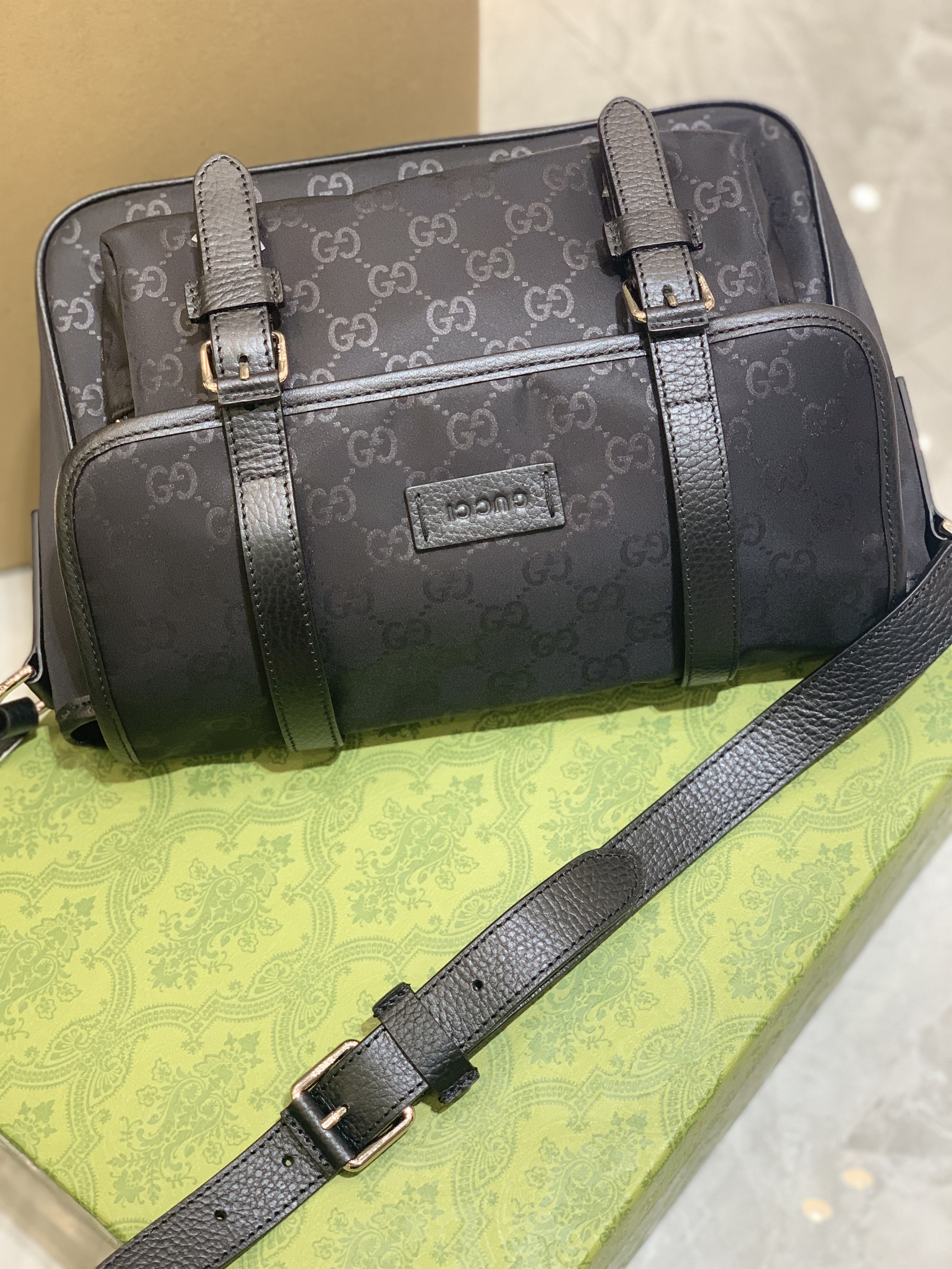 Gucci Nam Messenger Bag In GG Supreme