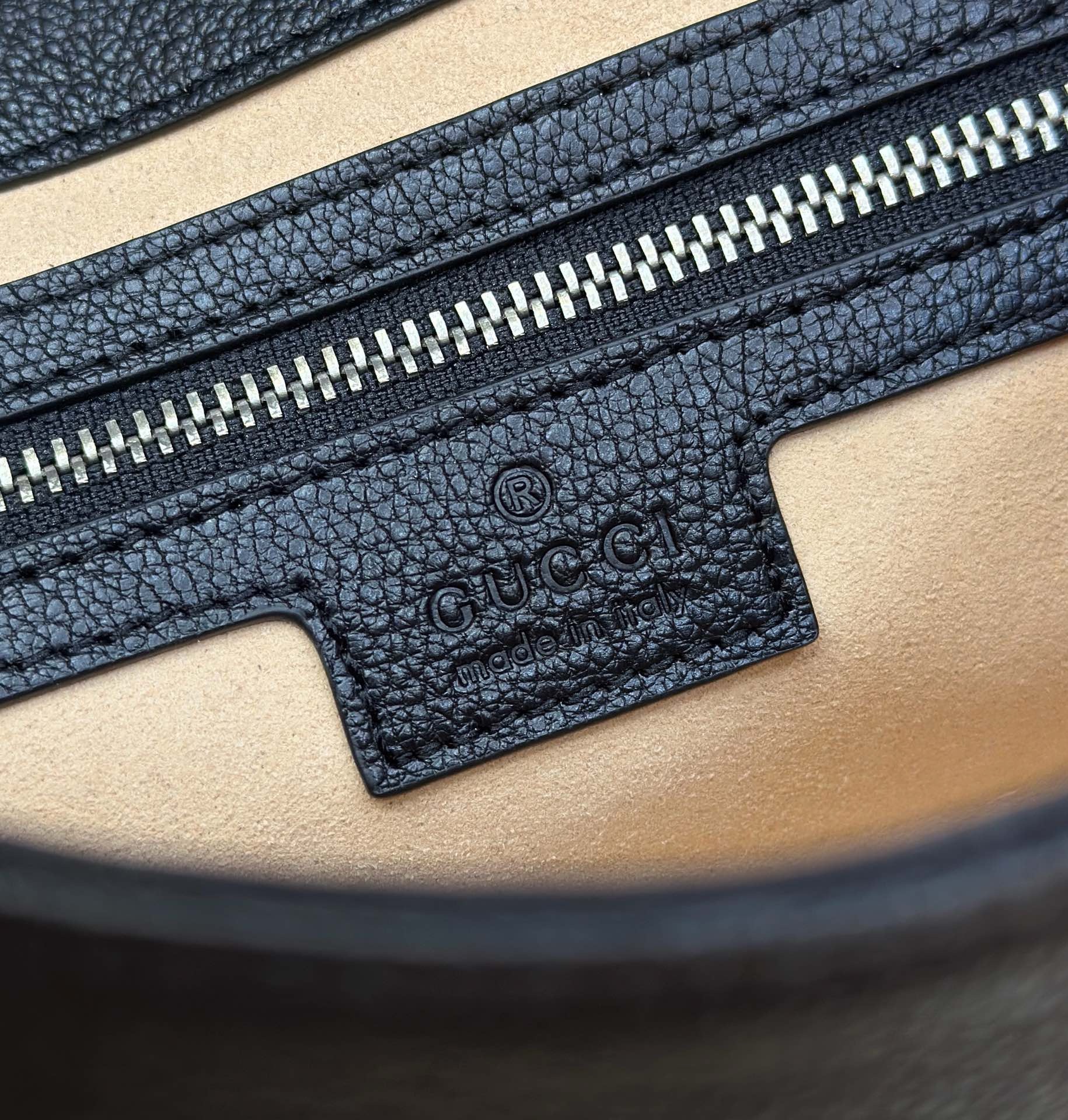 Gucci Small Aphrodite Shoulder Bag | Black