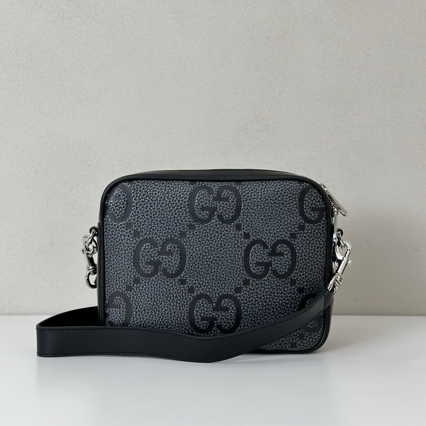 Gucci Small Jumbo GG crossbody bag for Men - Grey in