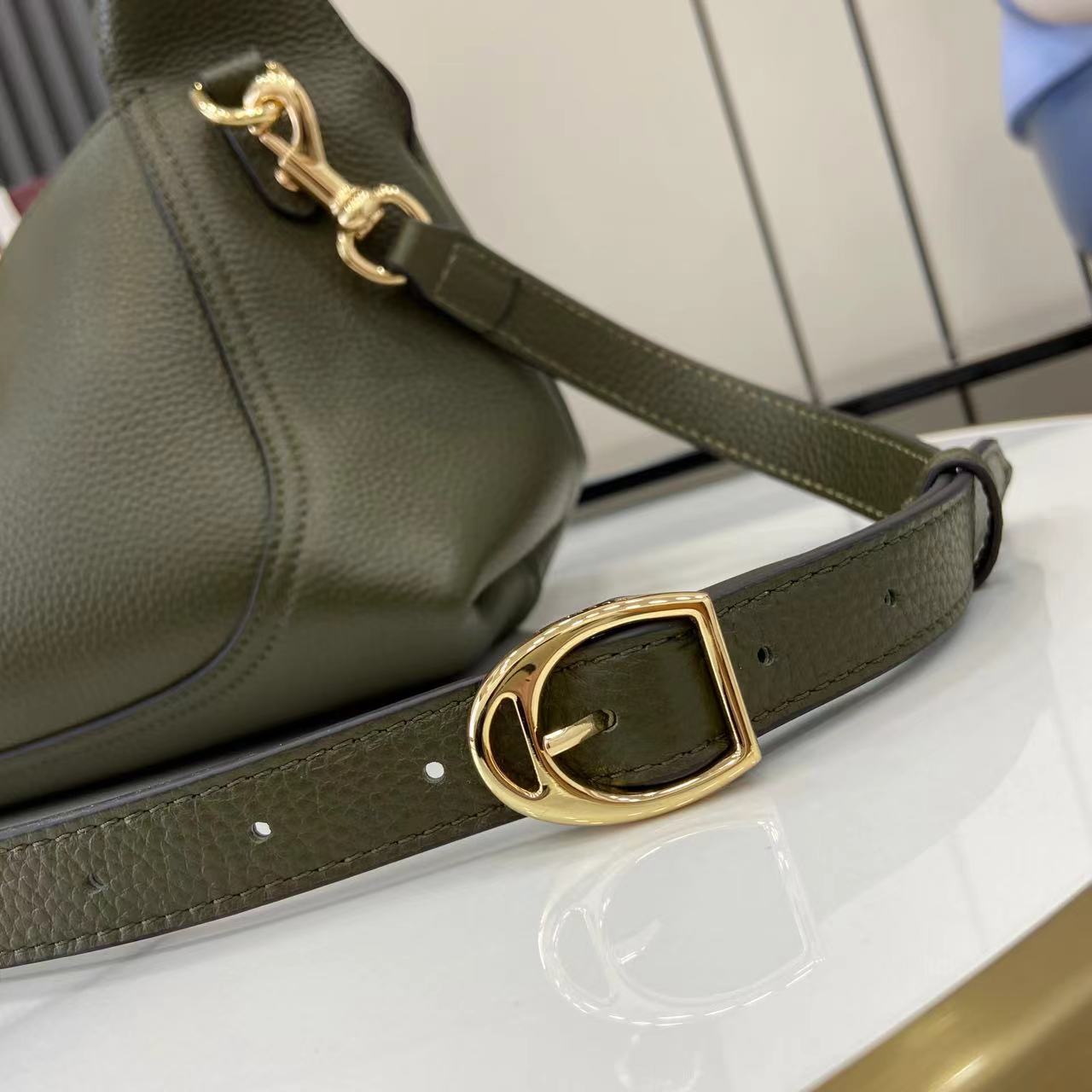 GUCCI Softbit Maxi textured-leather tote