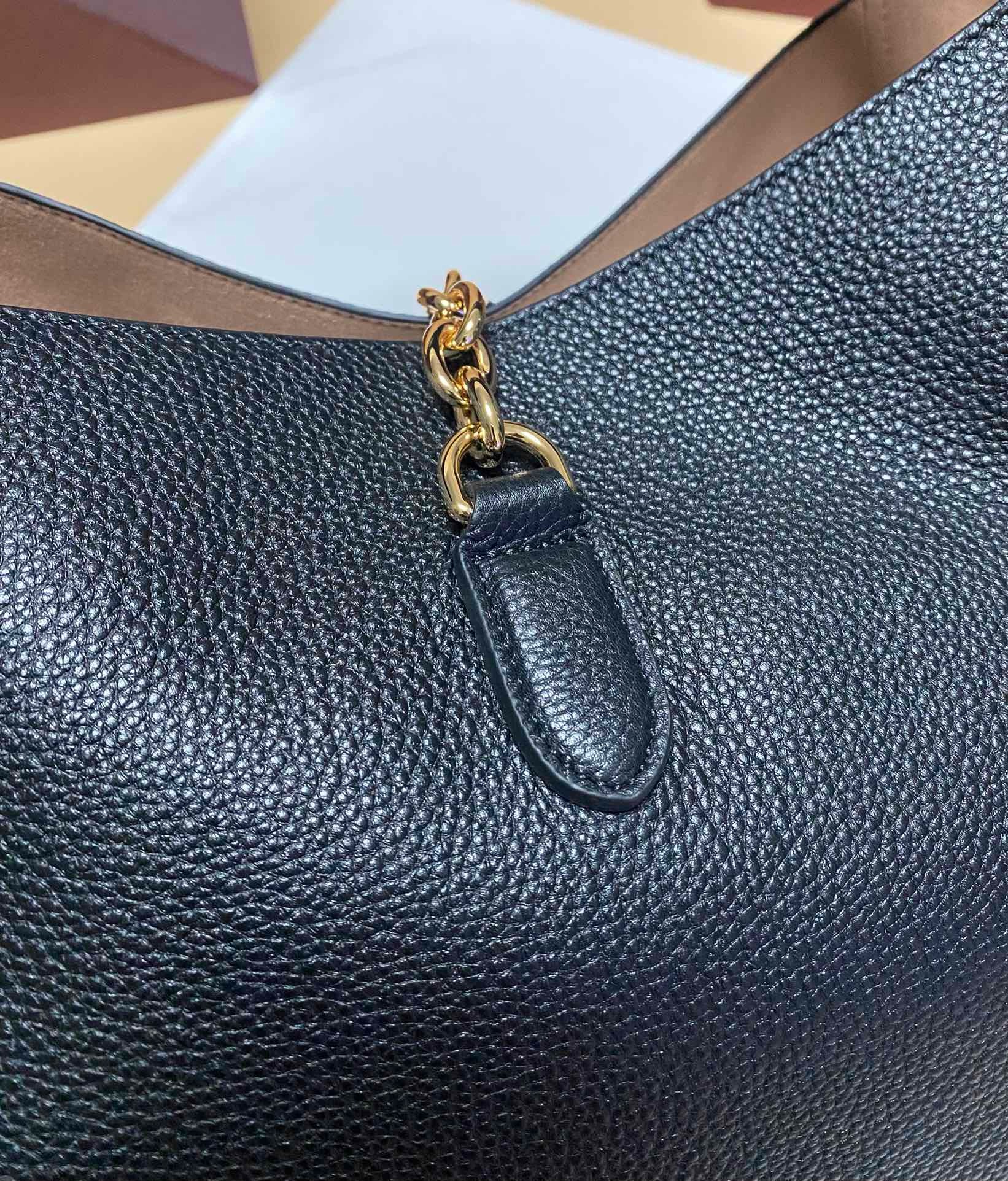Gucci Softbit medium top handle bag in Black Leather
