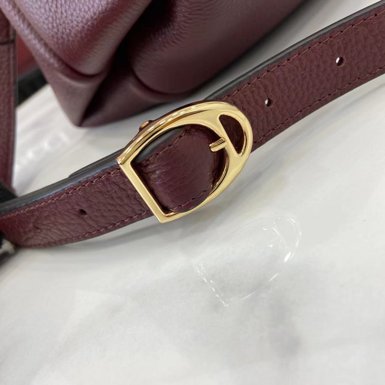 GUCCI Softbit medium top handle bag in Bordeaux Leathe