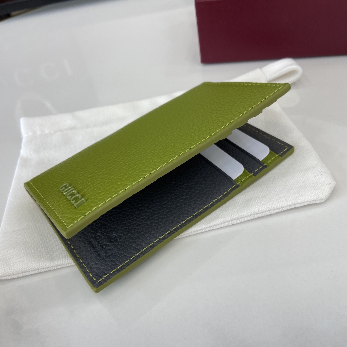 Gucci Zweifarbiges, längliches Kartenetui in grünes Leder