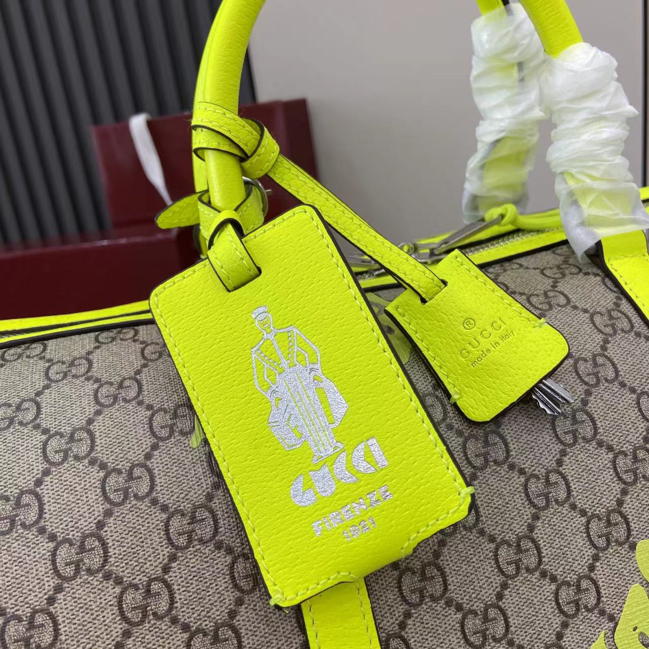 GUCCIBolso de viaje mediano con estampado inmonograma GG