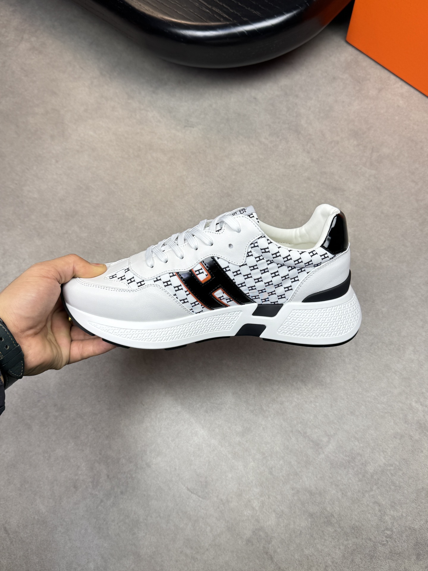 HEHermes men’s sneakers in cowhide leather with H logo motif stitched on calfskin and white canvas