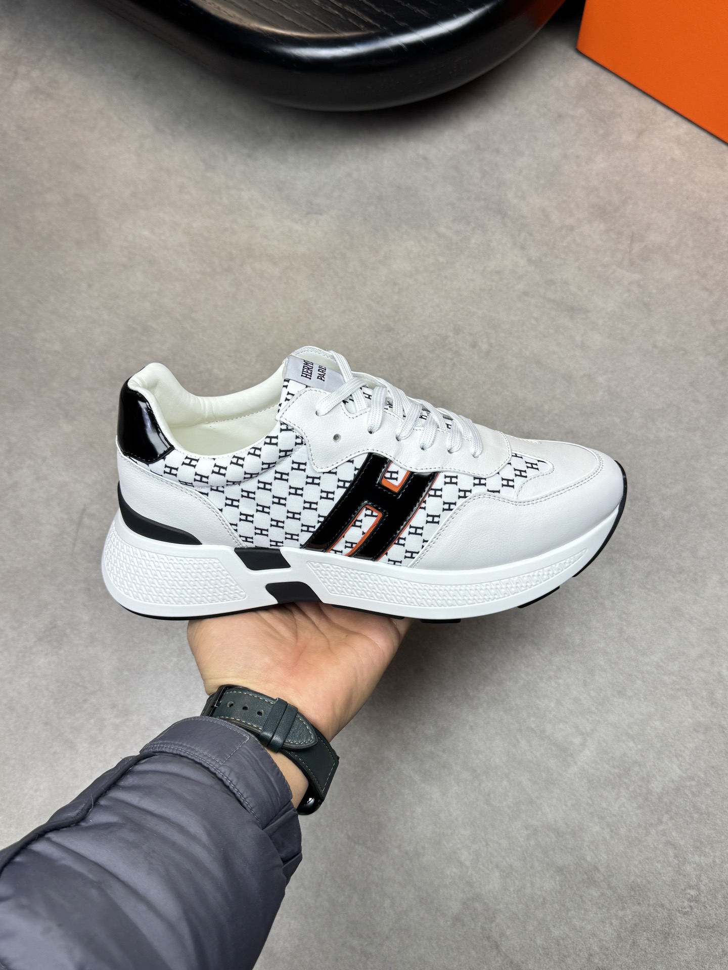 HEHermes men’s sneakers in cowhide leather with H logo motif stitched on calfskin and white canvas