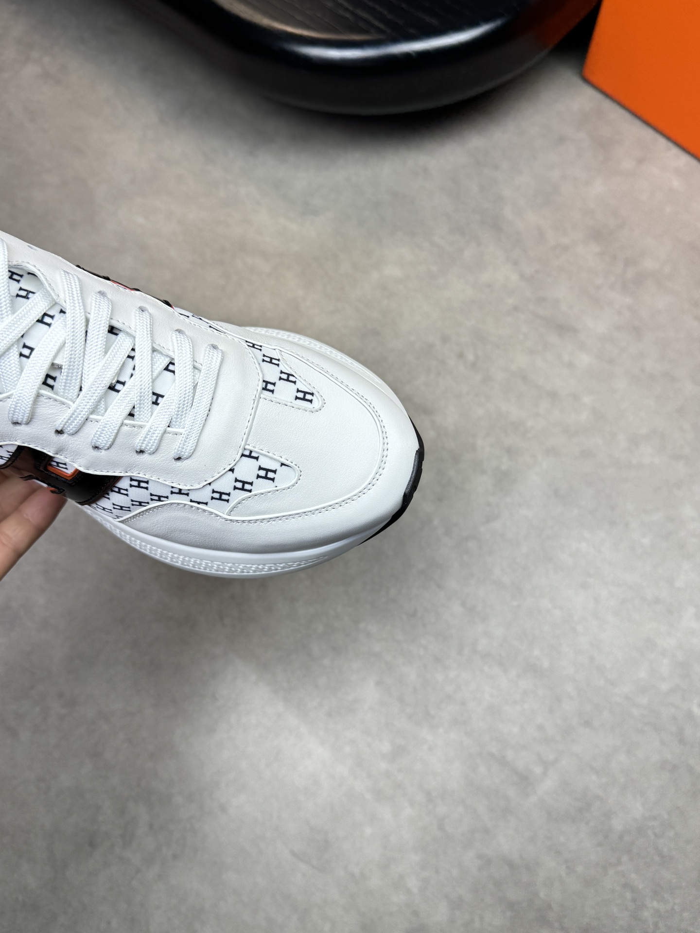 HEHermes men’s sneakers in cowhide leather with H logo motif stitched on calfskin and white canvas