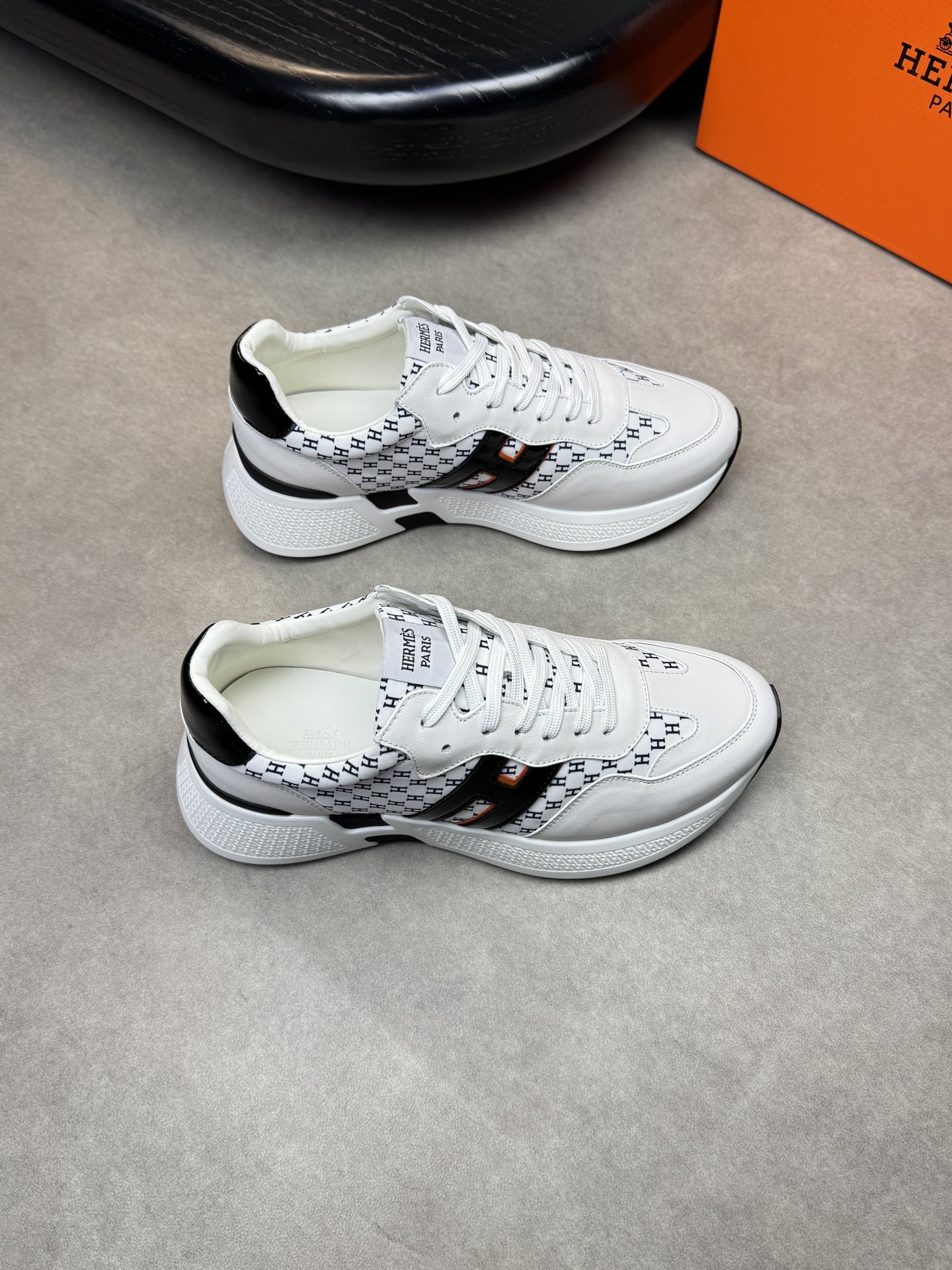 HEHermes men's sneakers in cowhide leather with H logo motif stitched on calfskin and white canvas
