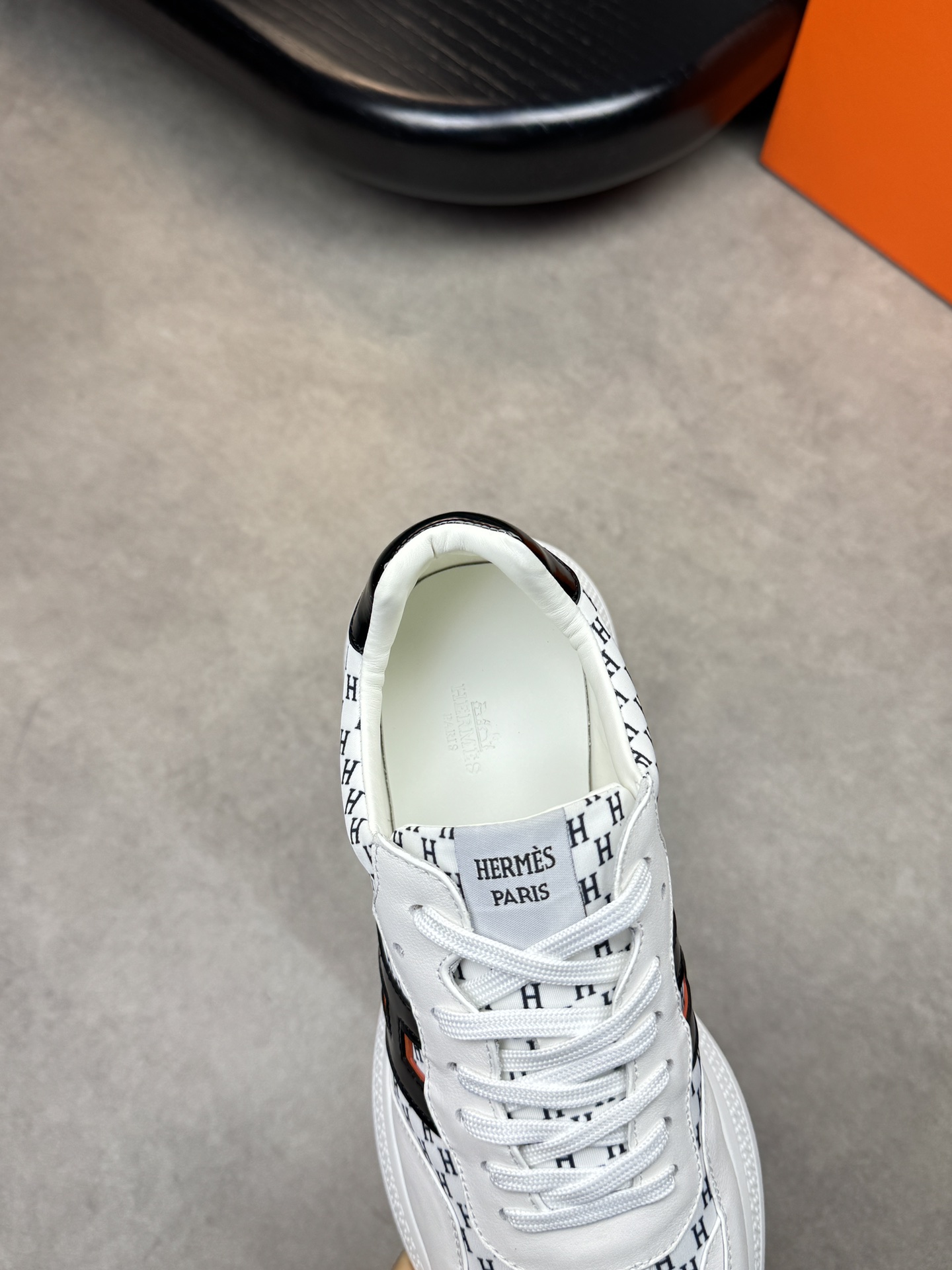 HEHermes men’s sneakers in cowhide leather with H logo motif stitched on calfskin and white canvas