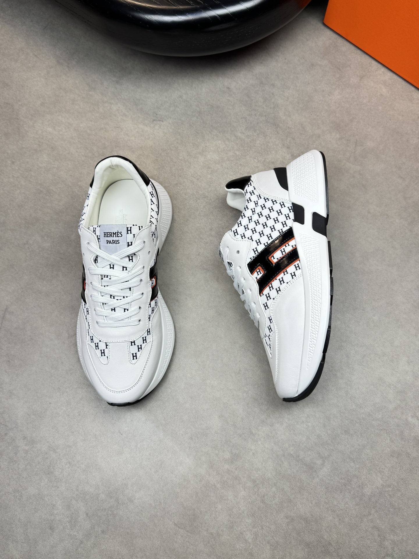 HEHermes men’s sneakers in cowhide leather with H logo motif stitched on calfskin and white canvas