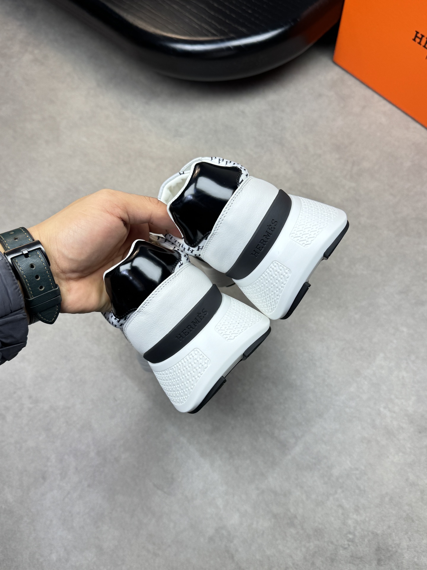HEHermes men’s sneakers in cowhide leather with H logo motif stitched on calfskin and white canvas
