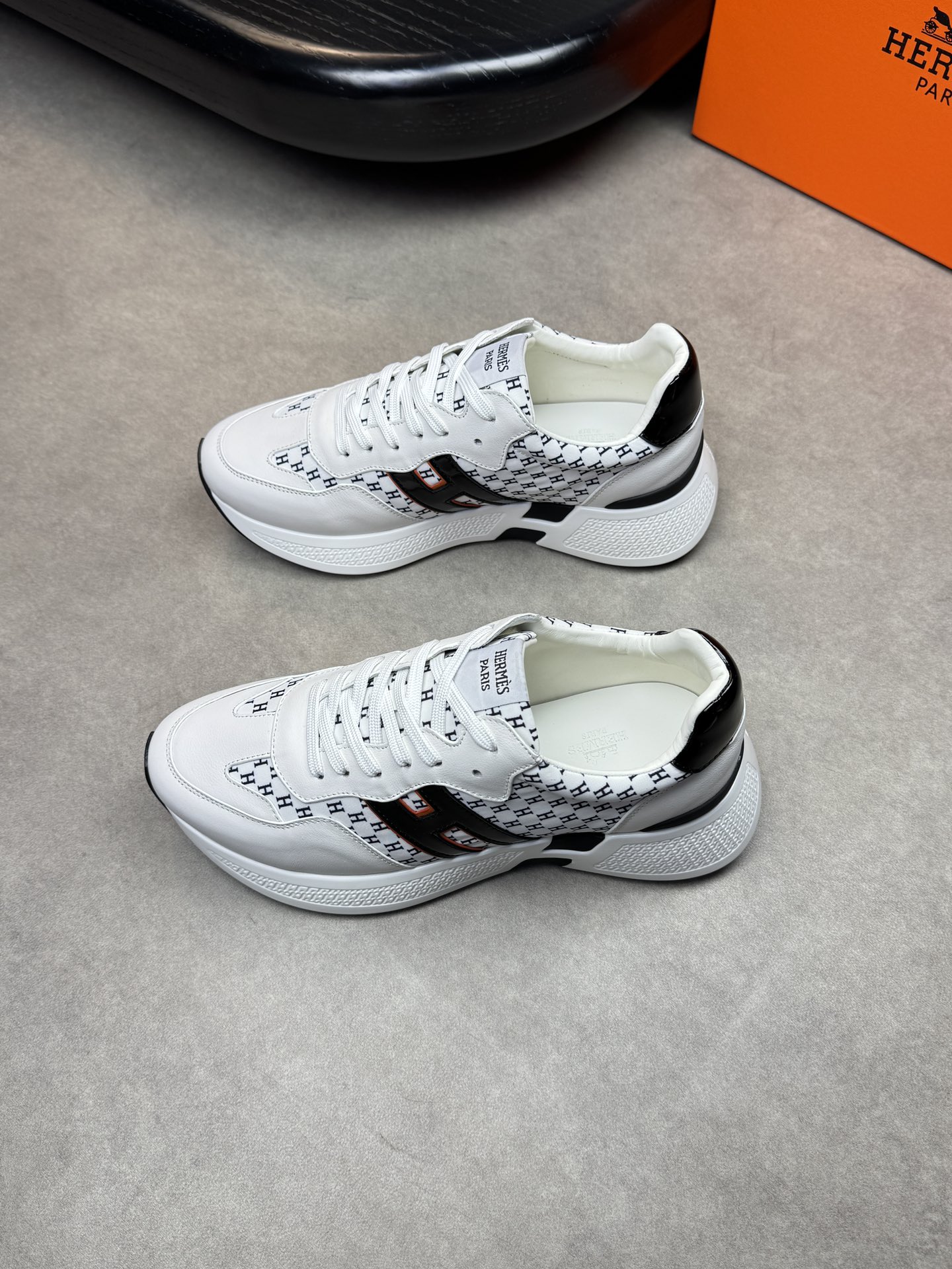 HEHermes men’s sneakers in cowhide leather with H logo motif stitched on calfskin and white canvas