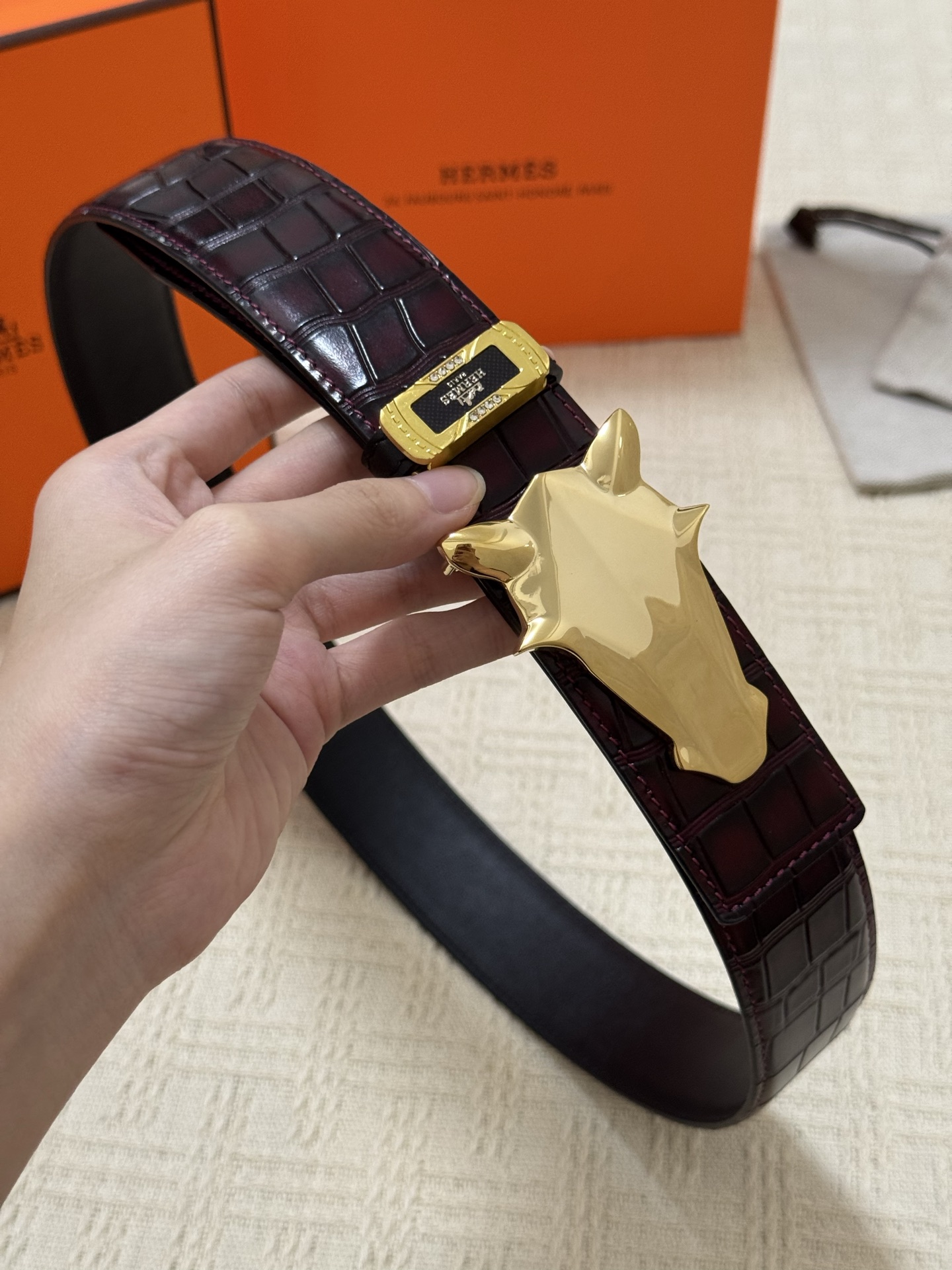 Hermès “Giraffe Head” Belt – Shiny Crocodile Leather with Gold Hardware