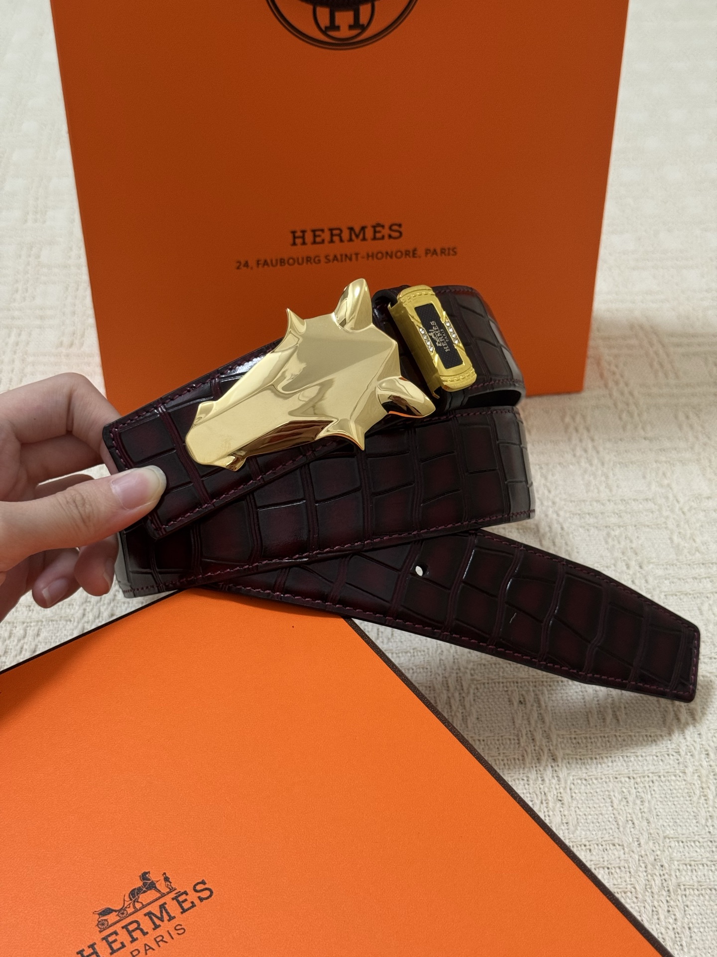 Hermès “Giraffe Head” Belt – Shiny Crocodile Leather with Gold Hardware
