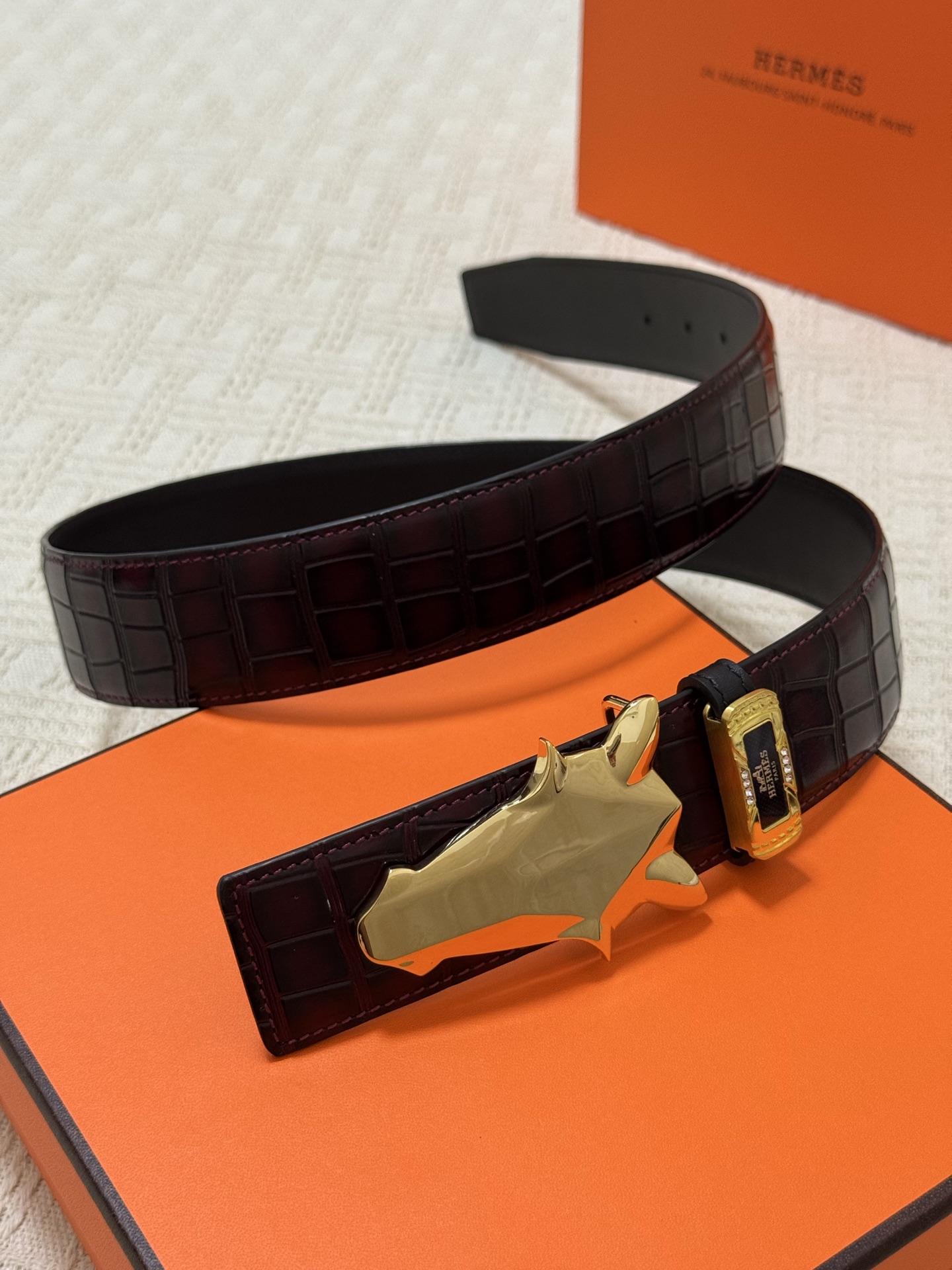 Hermès “Giraffe Head” Belt – Shiny Crocodile Leather with Gold Hardware