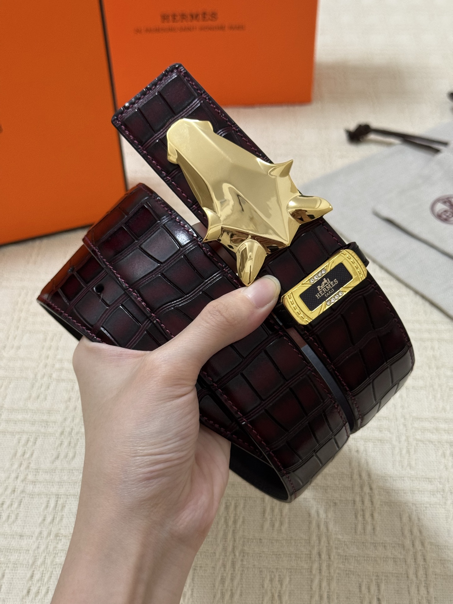 Hermès “Giraffe Head” Belt – Shiny Crocodile Leather with Gold Hardware