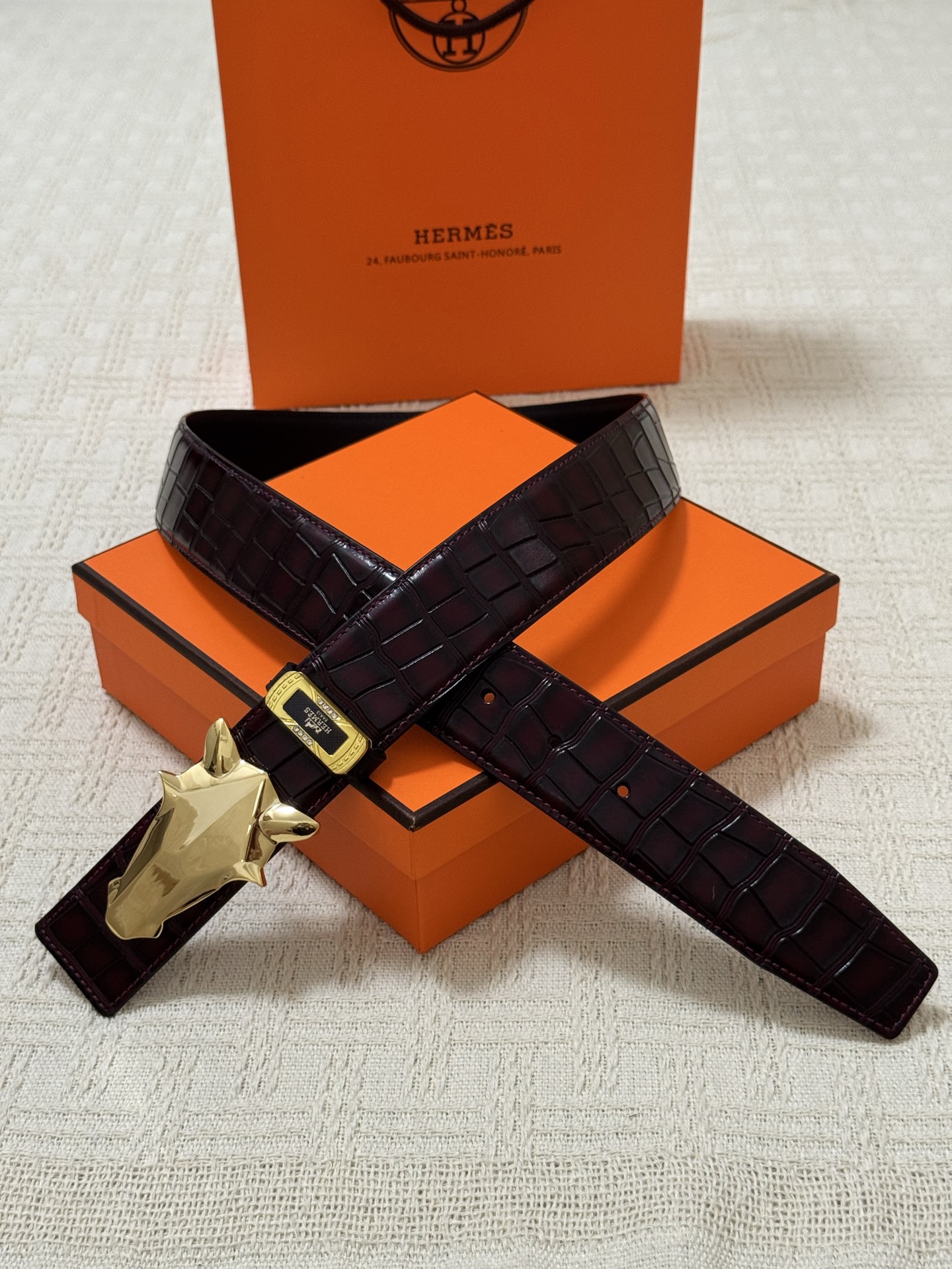 Hermès “Giraffe Head” Belt – Shiny Crocodile Leather with Gold Hardware
