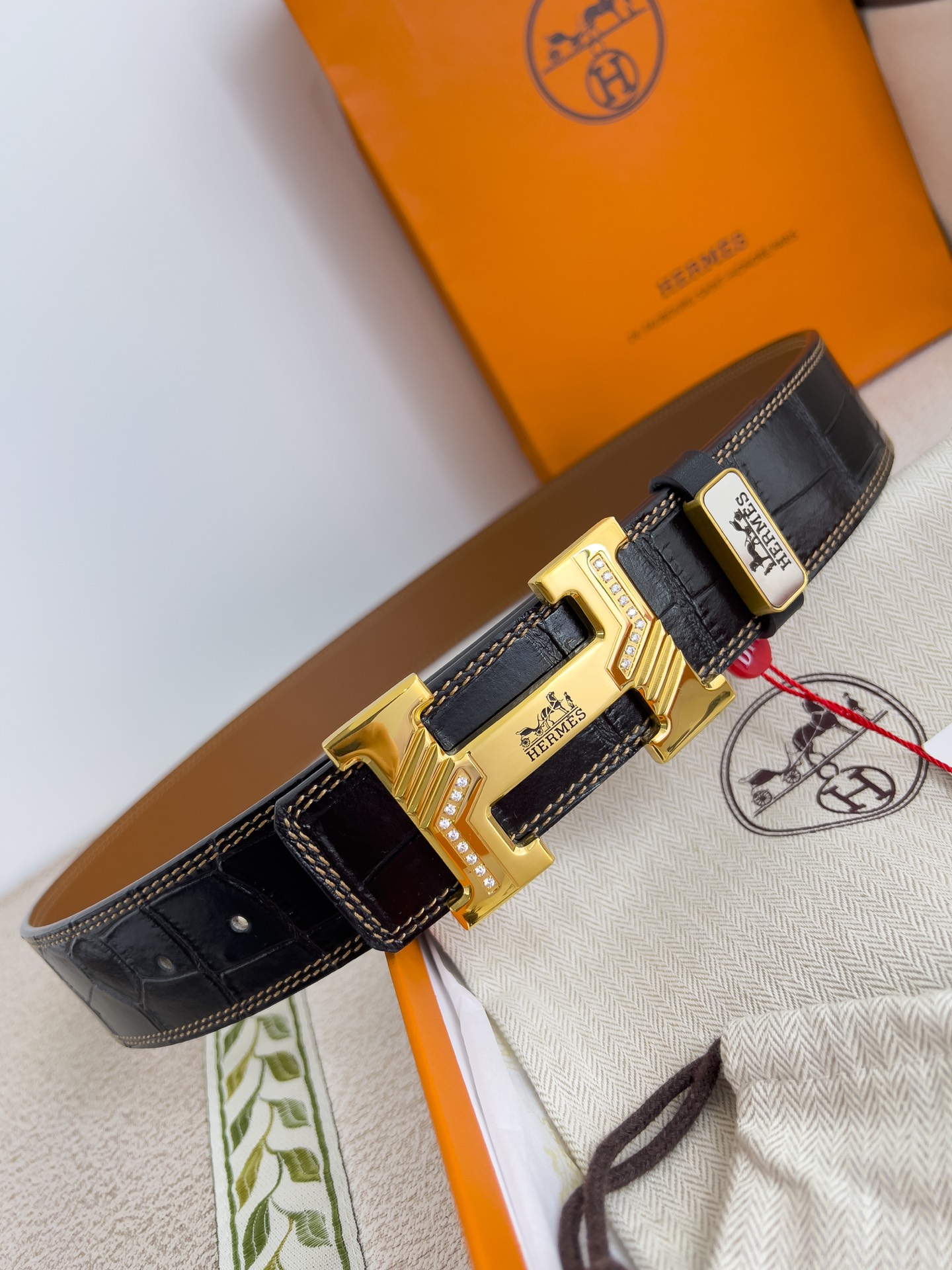 Hermès Equestrian-Inspired Gold Buckle & Calfskin Leather Belt – Black