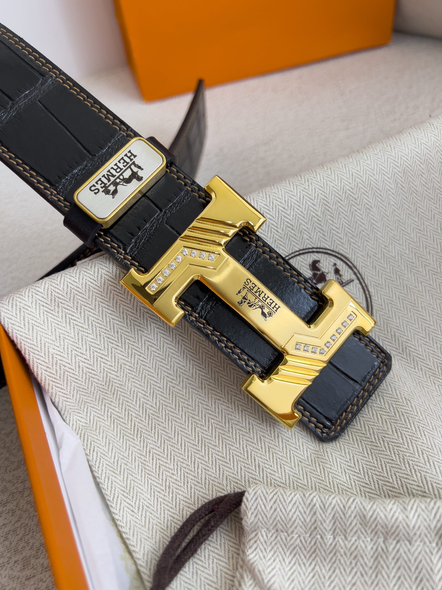 Hermès Equestrian-Inspired Gold Buckle & Calfskin Leather Belt – Black