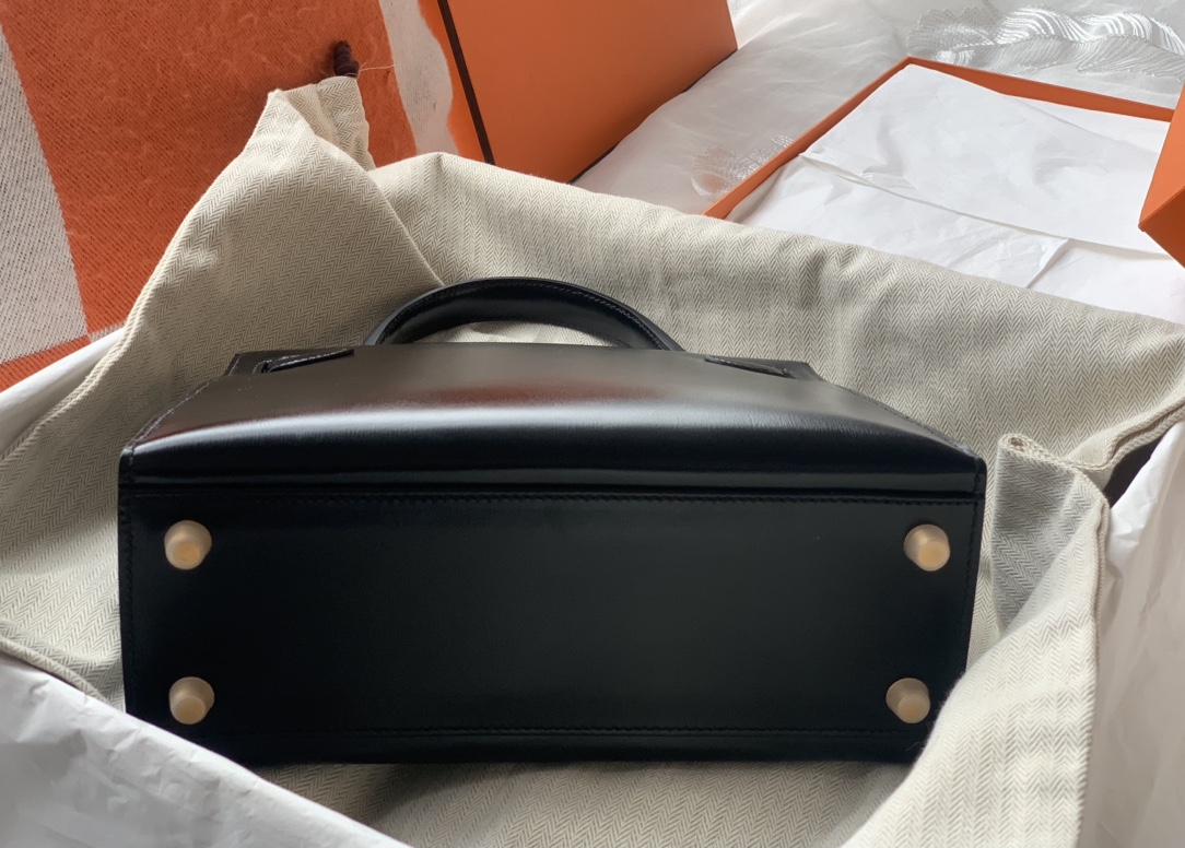 HERMES 2019 Kelly 28 Sellier Black Veau Box GHW