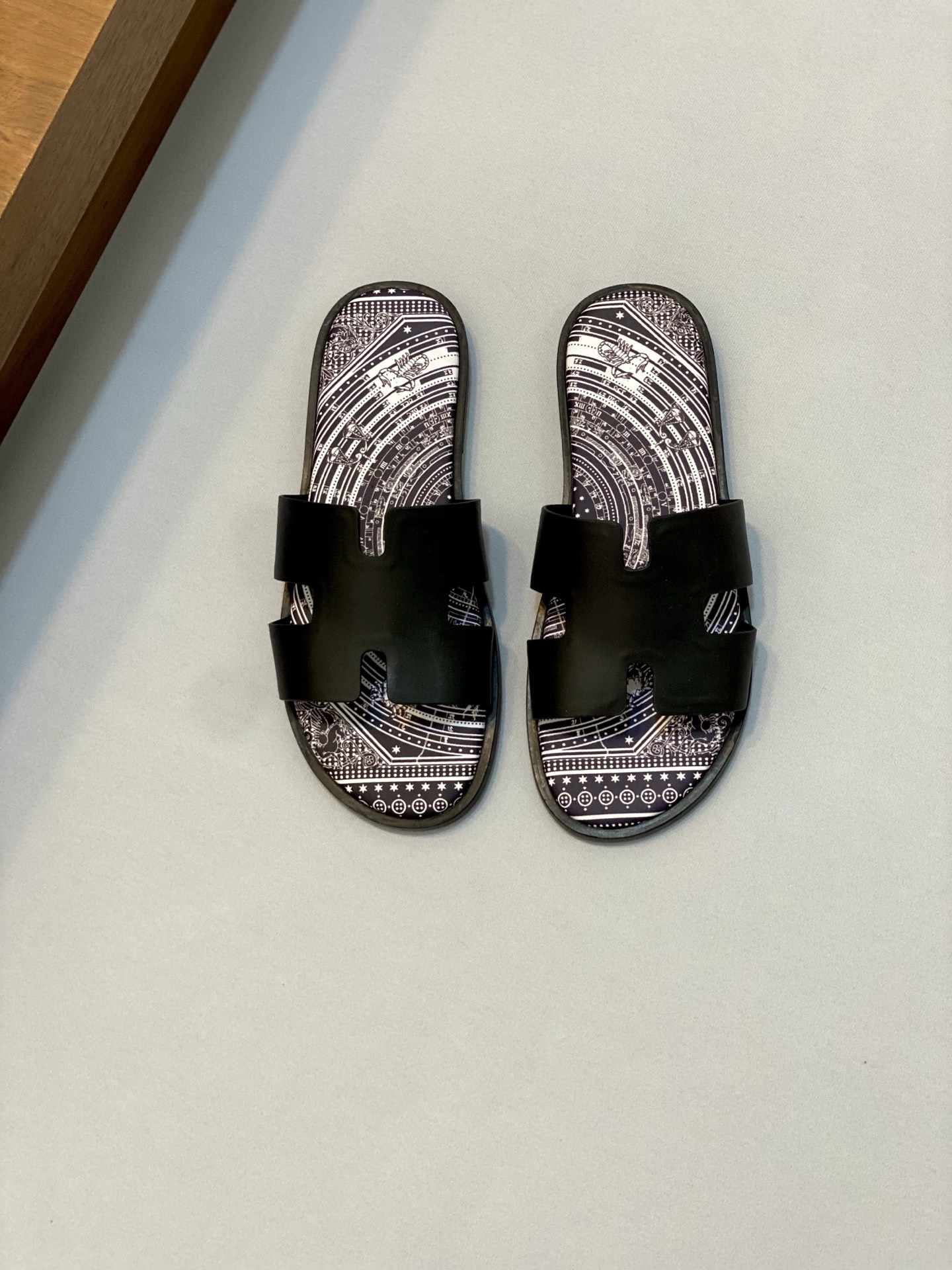 Hermès Print Leather Slides - Hermès Black Leather Print Slides