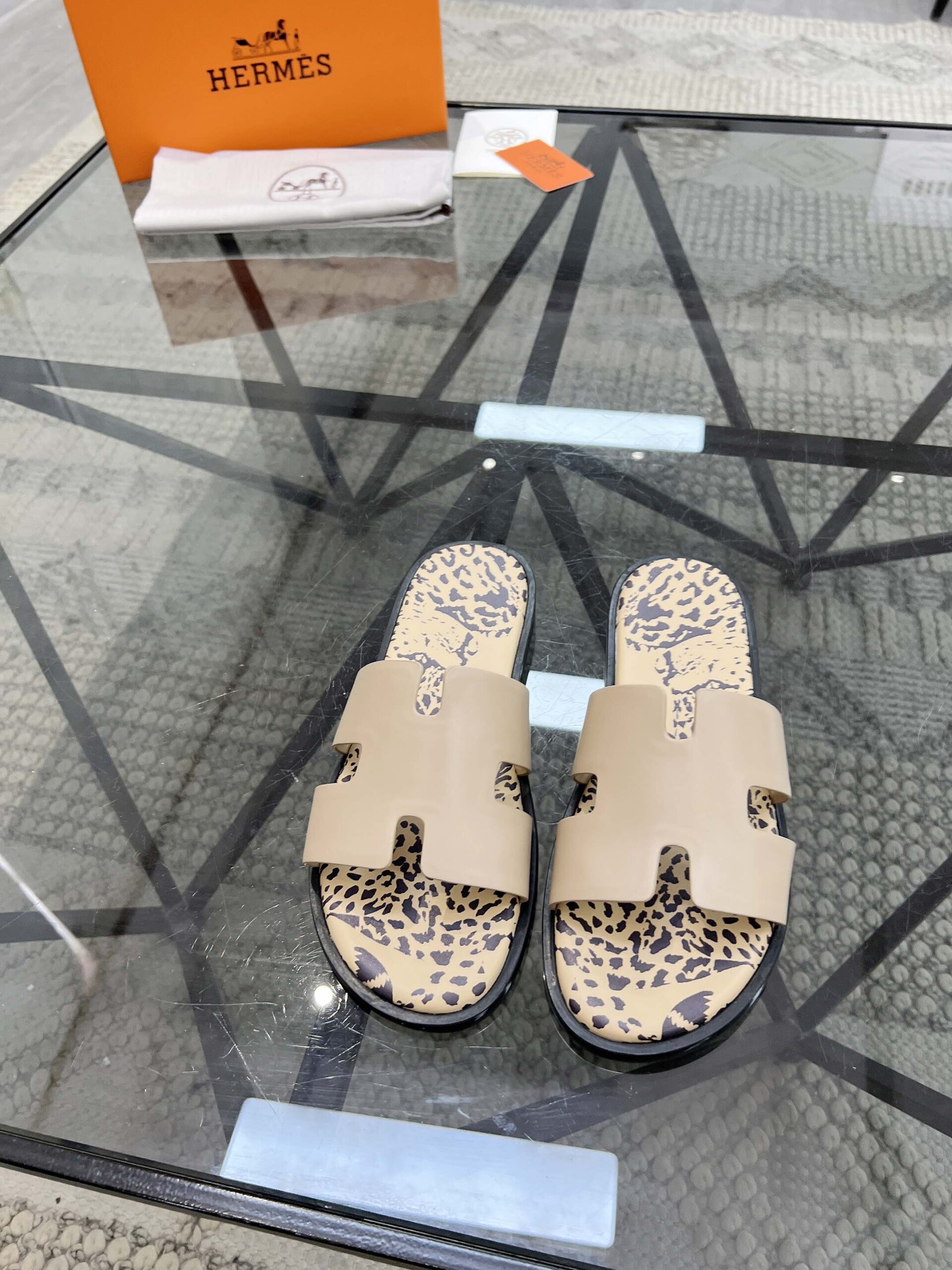 nude Hermès Leopard Print Slides - Hermès Nude Leather Leopard Print
