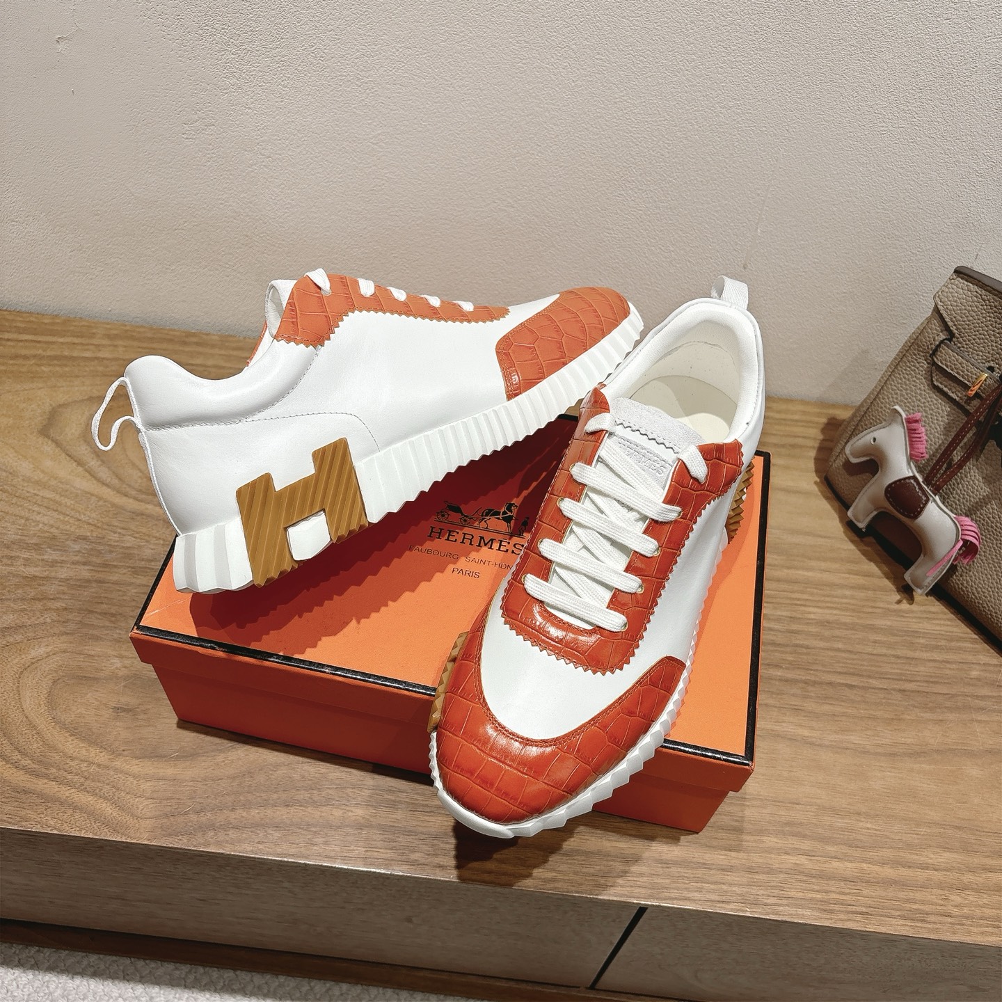Hermes Bouncing Sneaker â€“ Blanc / Orange Nacarat