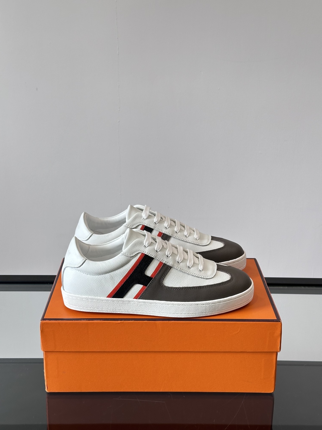 signature Hermès White Leather Trim Sneakers - Hermès White Leather