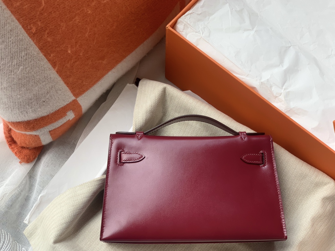 Hermes  KELLY POCHETTE ROUGE H Swift Leather with Gold