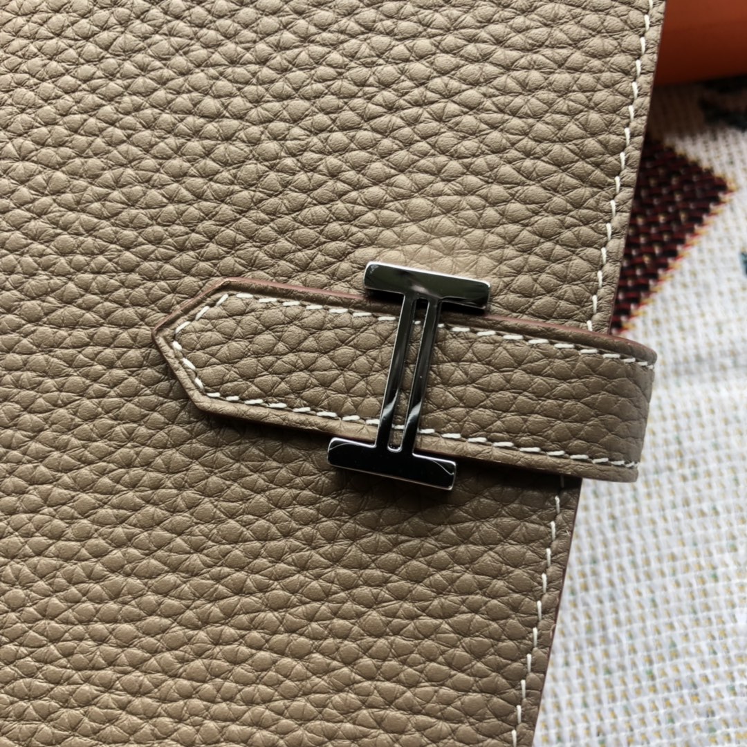 Hermes Medium Bearn Wallet in Epsom Calfskin Leather