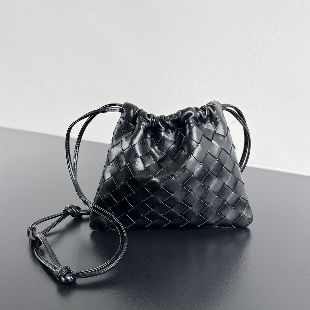 Bottega Veneta Medium Dustbag in black