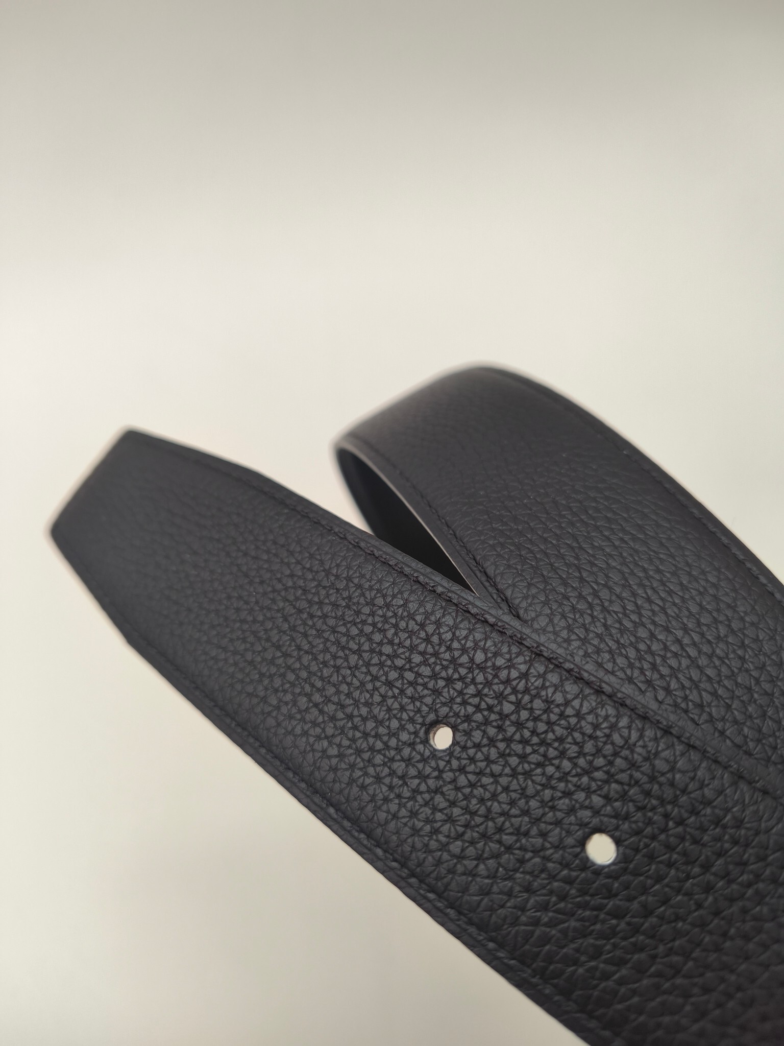 Luxury Men's Black Grained Leather Belt with Brushed Silver H Buckle