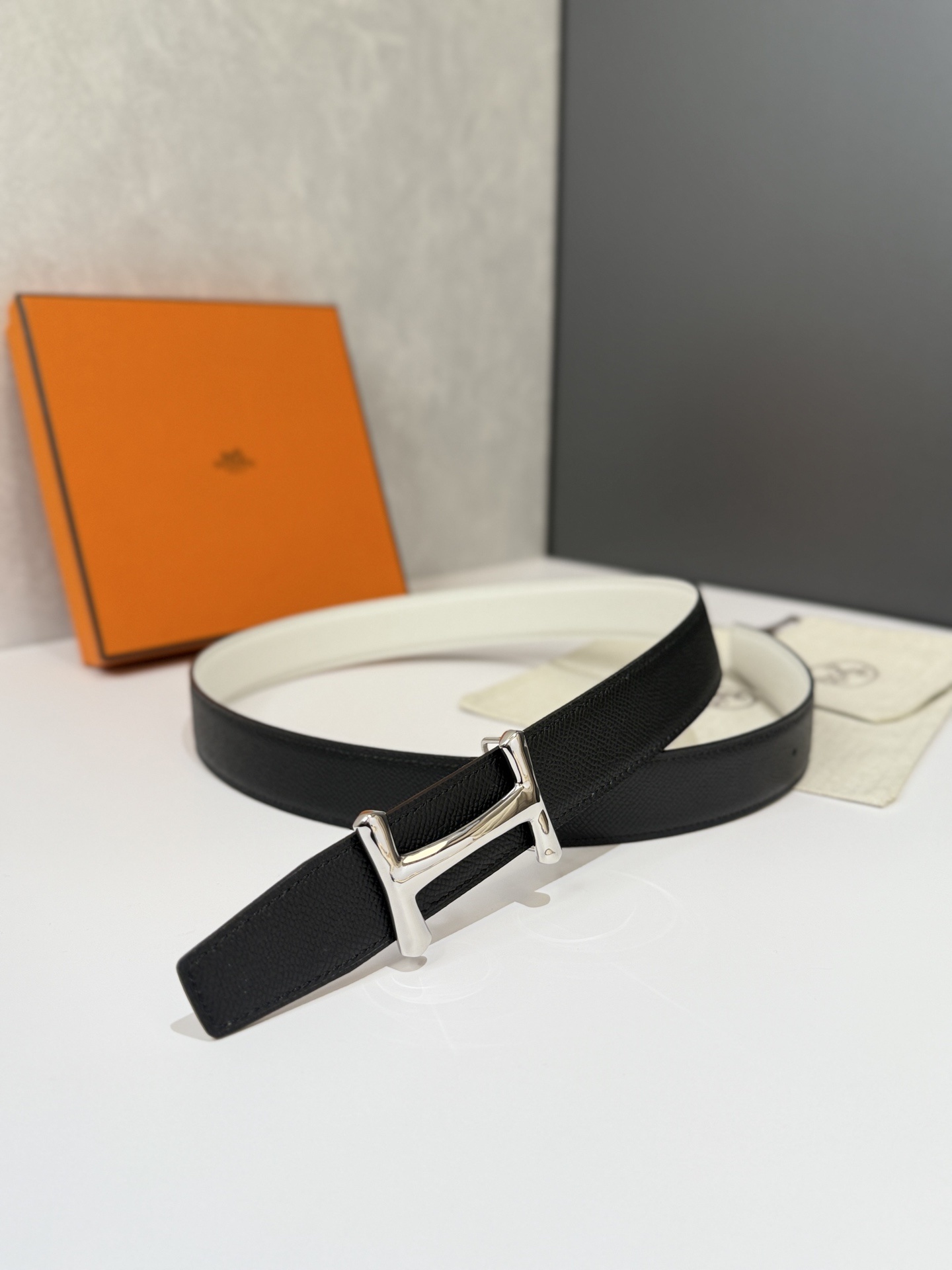 Luxury Men's Reversible Leather Belt - Silver H Buckle Black/White