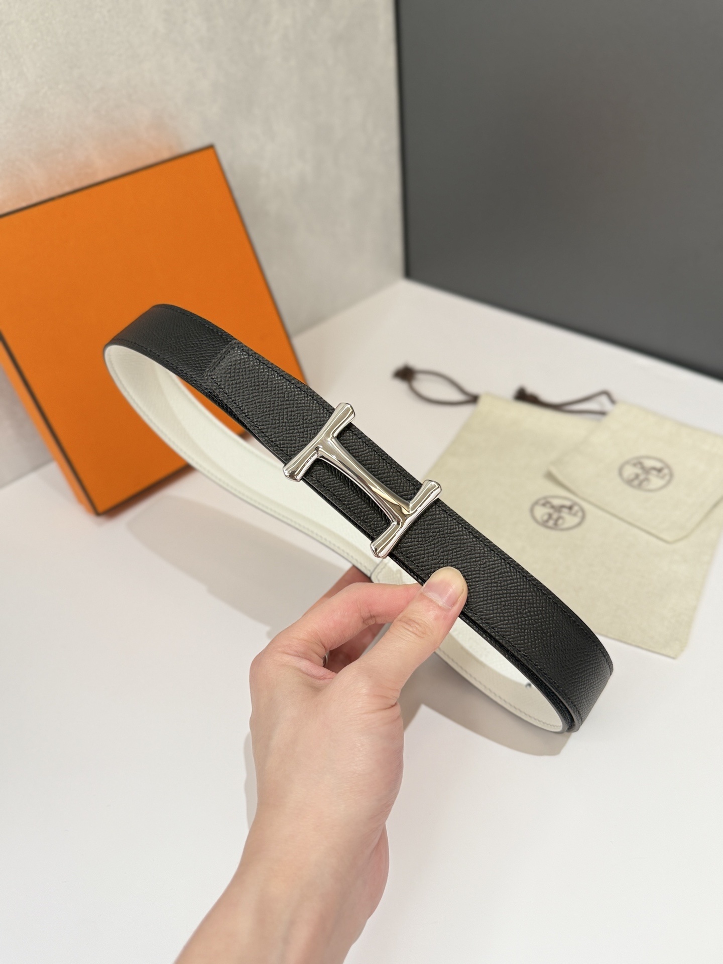 Luxury Men’s Reversible Leather Belt – Silver H Buckle Black/White