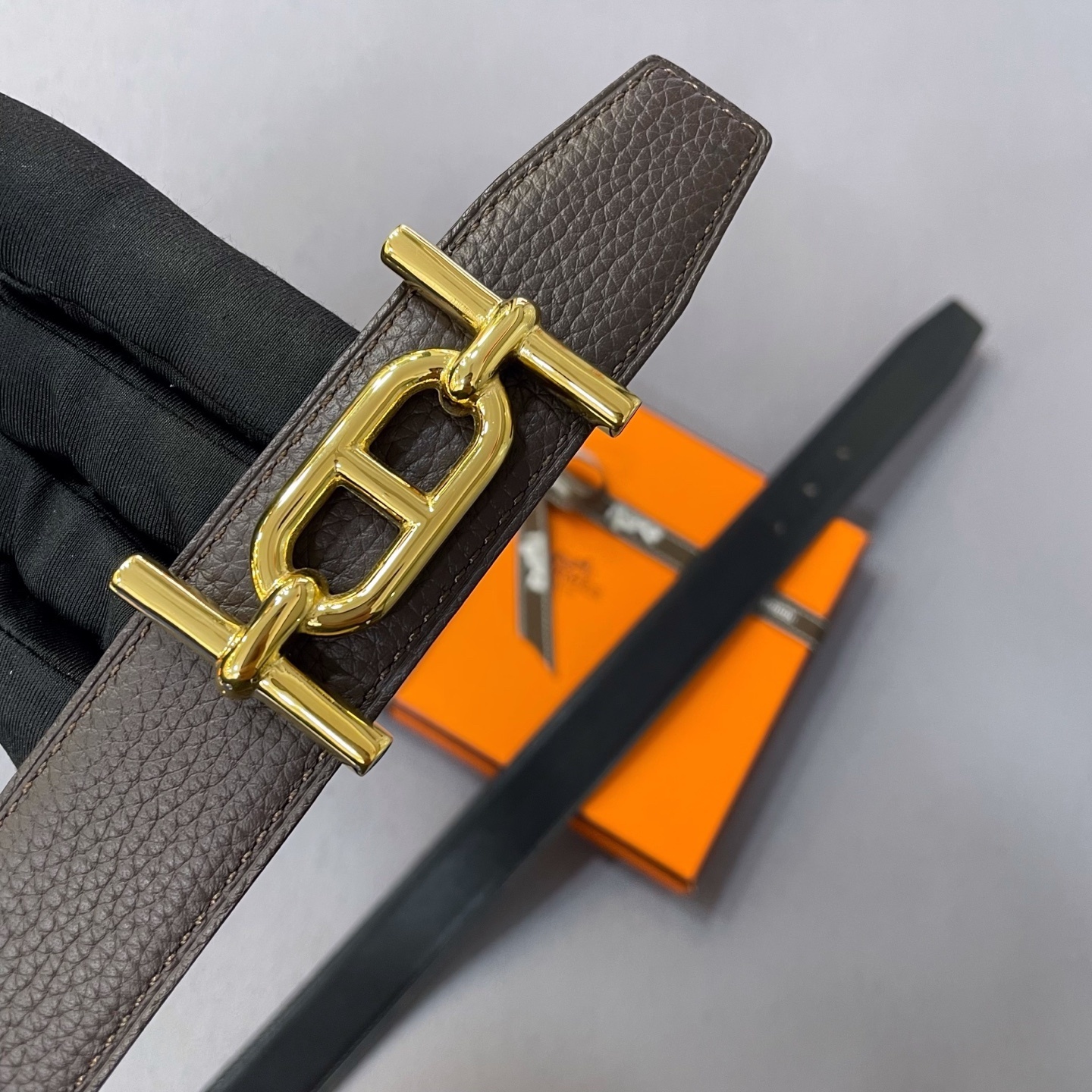 Luxury Men's Brown Grained Leather Belt with Gold-Tone Buckle