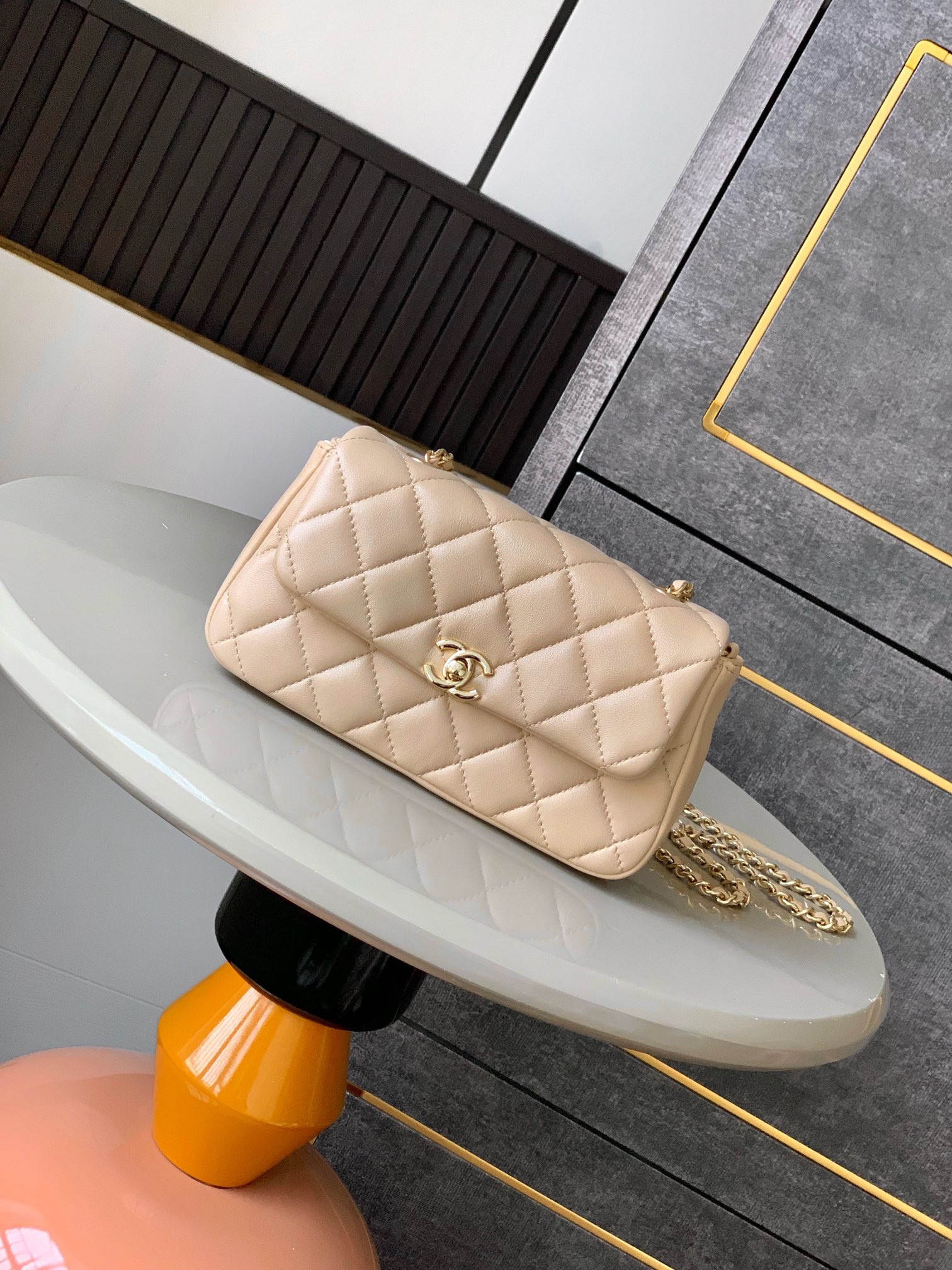Chanel Clutch with chain – Metallic lambskin & gold-tone metal,