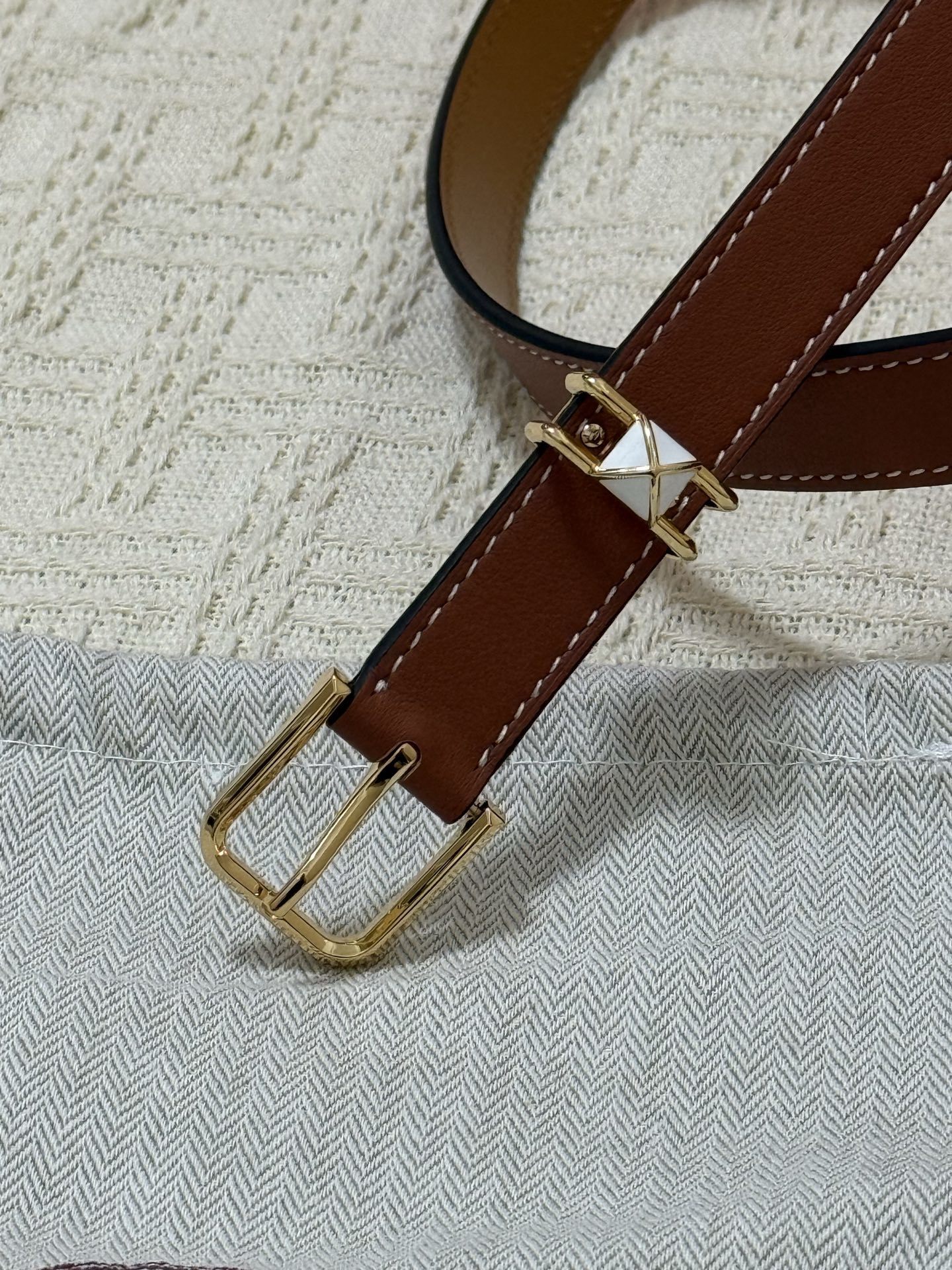 Hermès Gold Leather Belt with Gold-Tone Buckle - Luxury Accessory