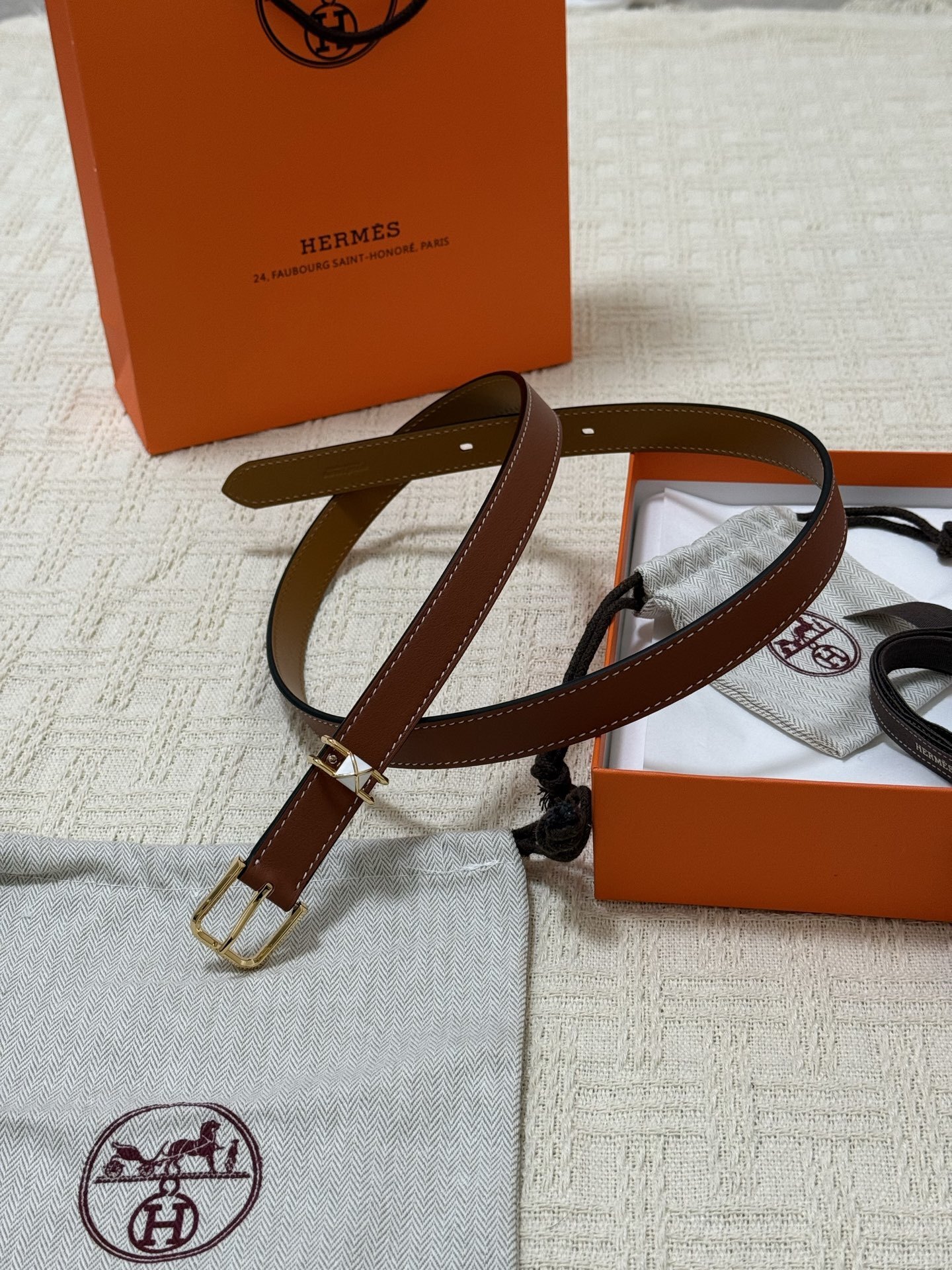 Hermès Gold Leather Belt with Gold-Tone Buckle – Luxury Accessory