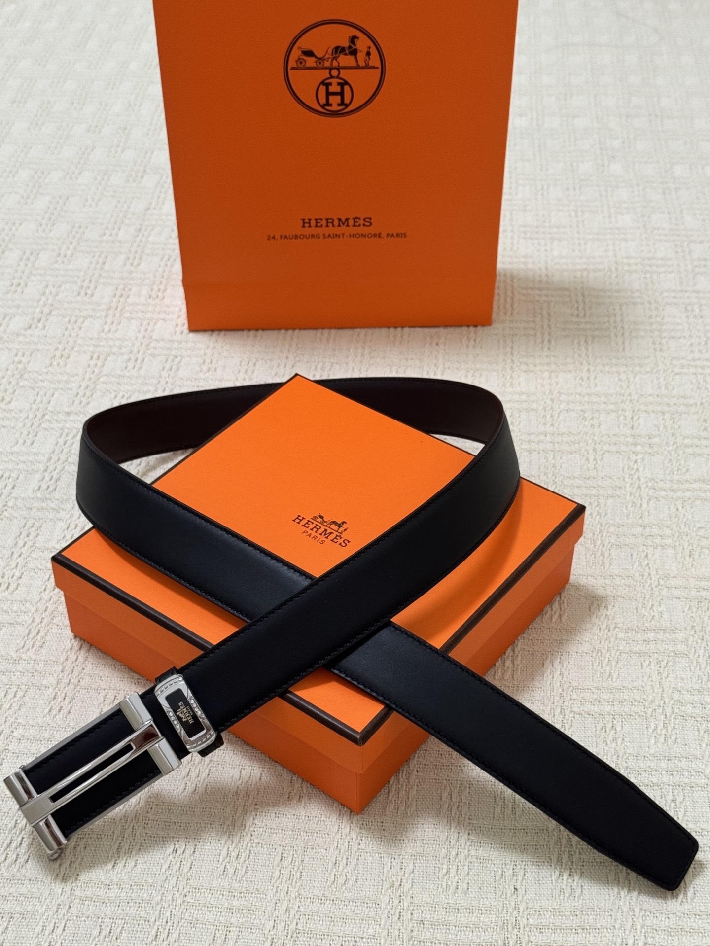 Hermes Men’s Black Leather Belt with Silver Buckle – Luxury Accessory