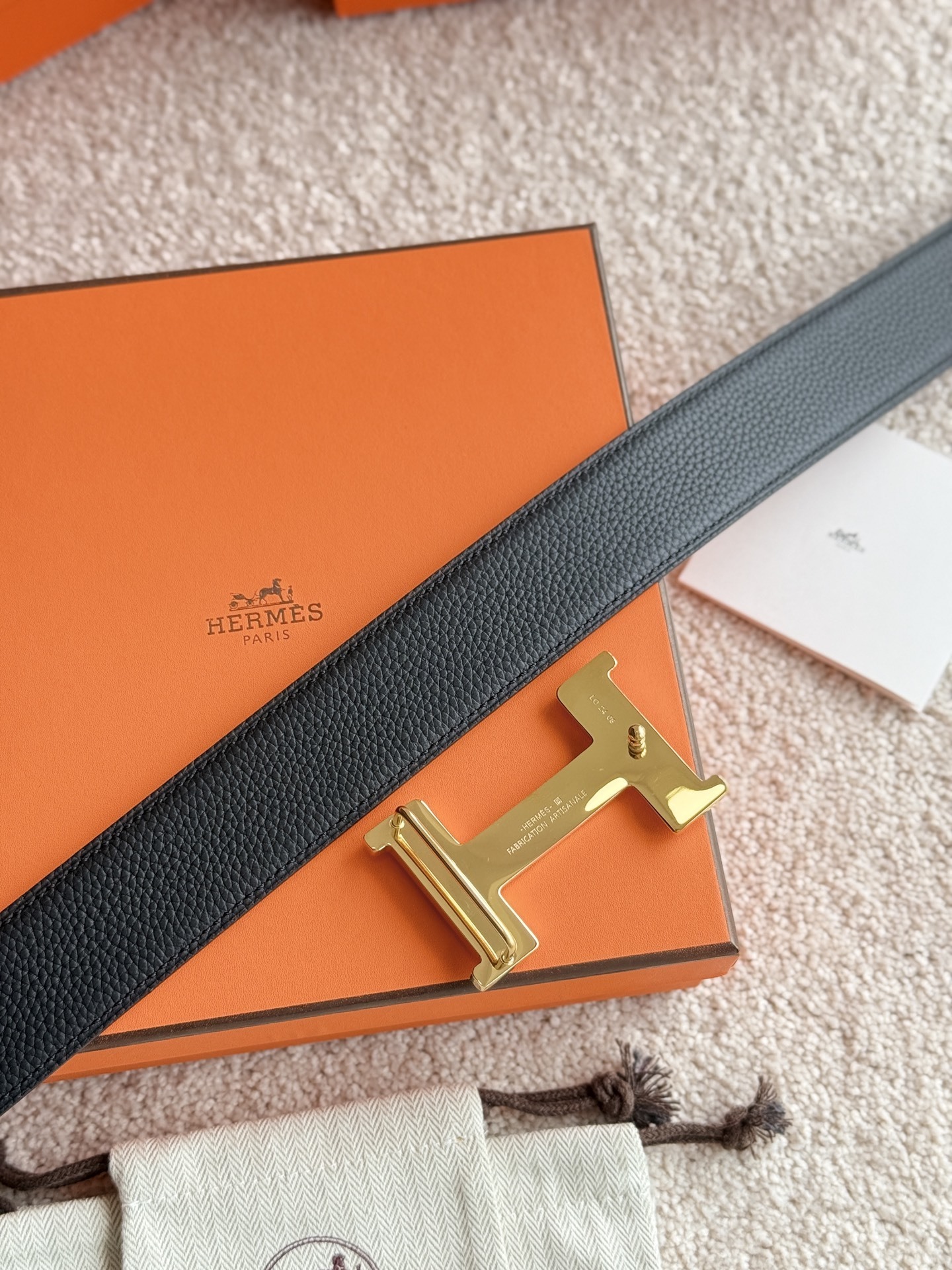 Luxury Grained Leather H Belt with Engraved Gold Buckle