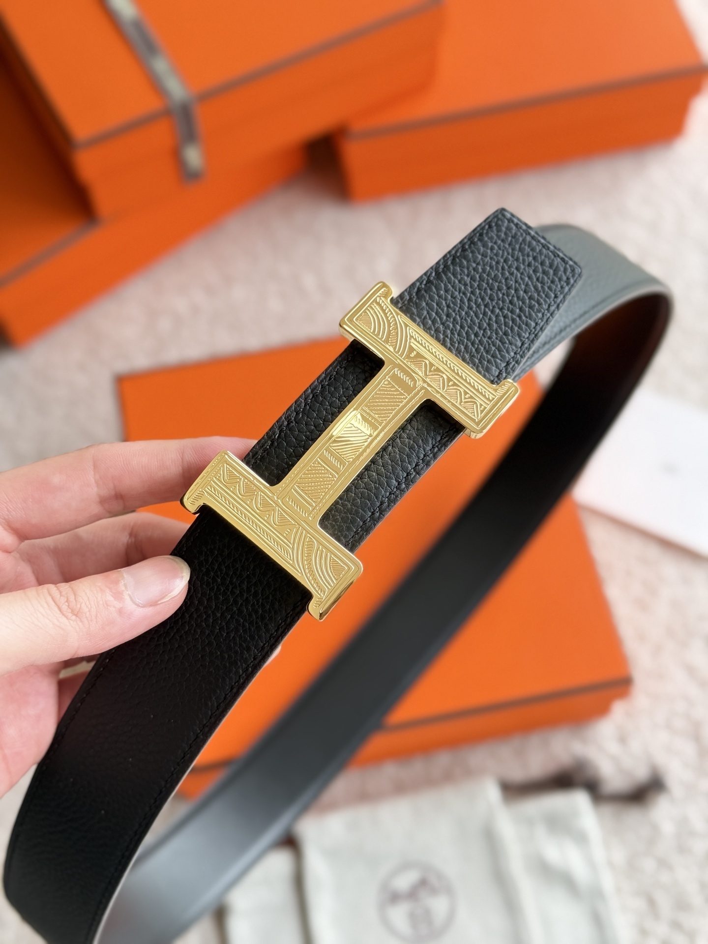 Luxury Grained Leather H Belt with Engraved Gold Buckle