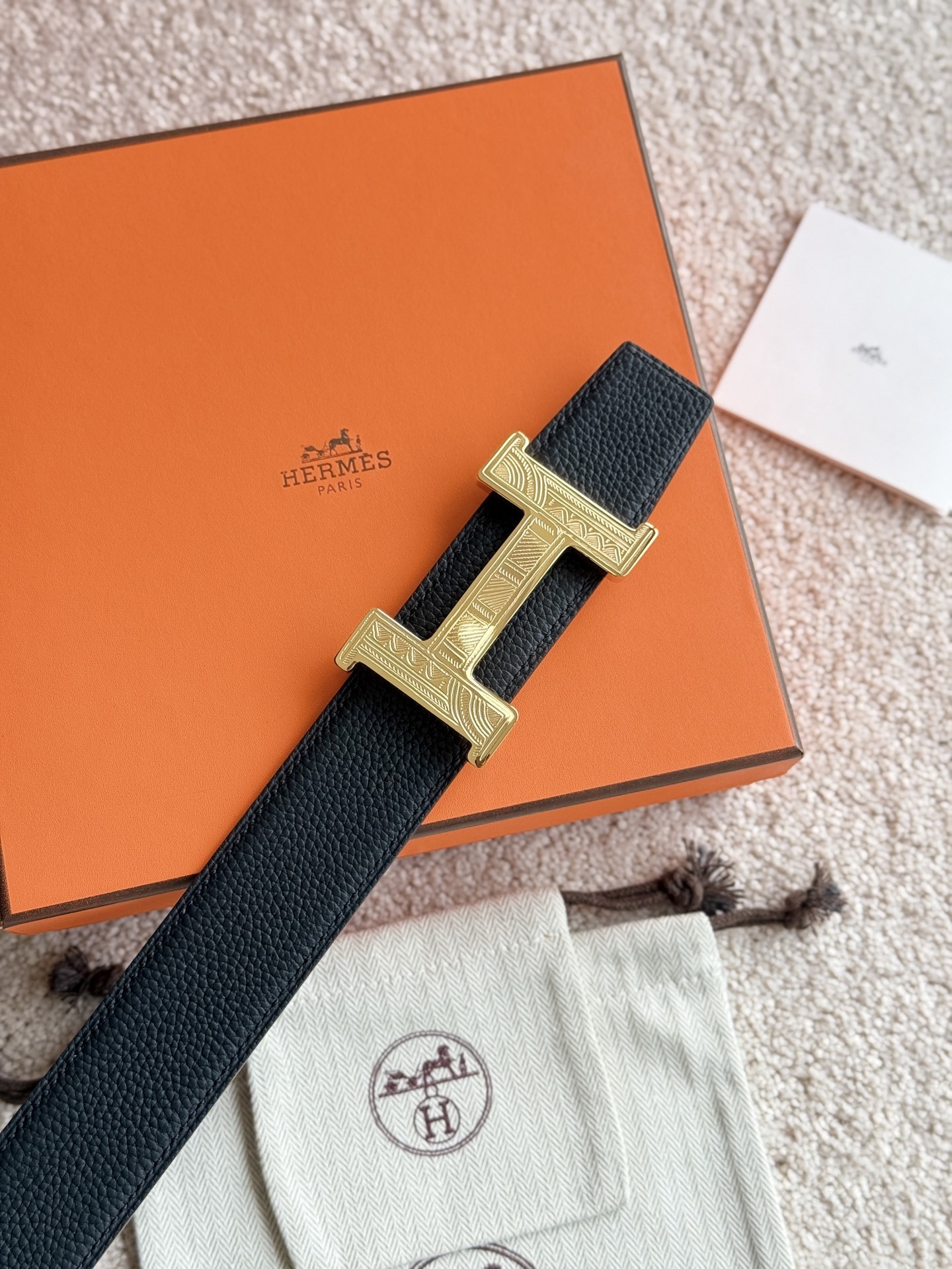 Luxury Grained Leather H Belt with Engraved Gold Buckle