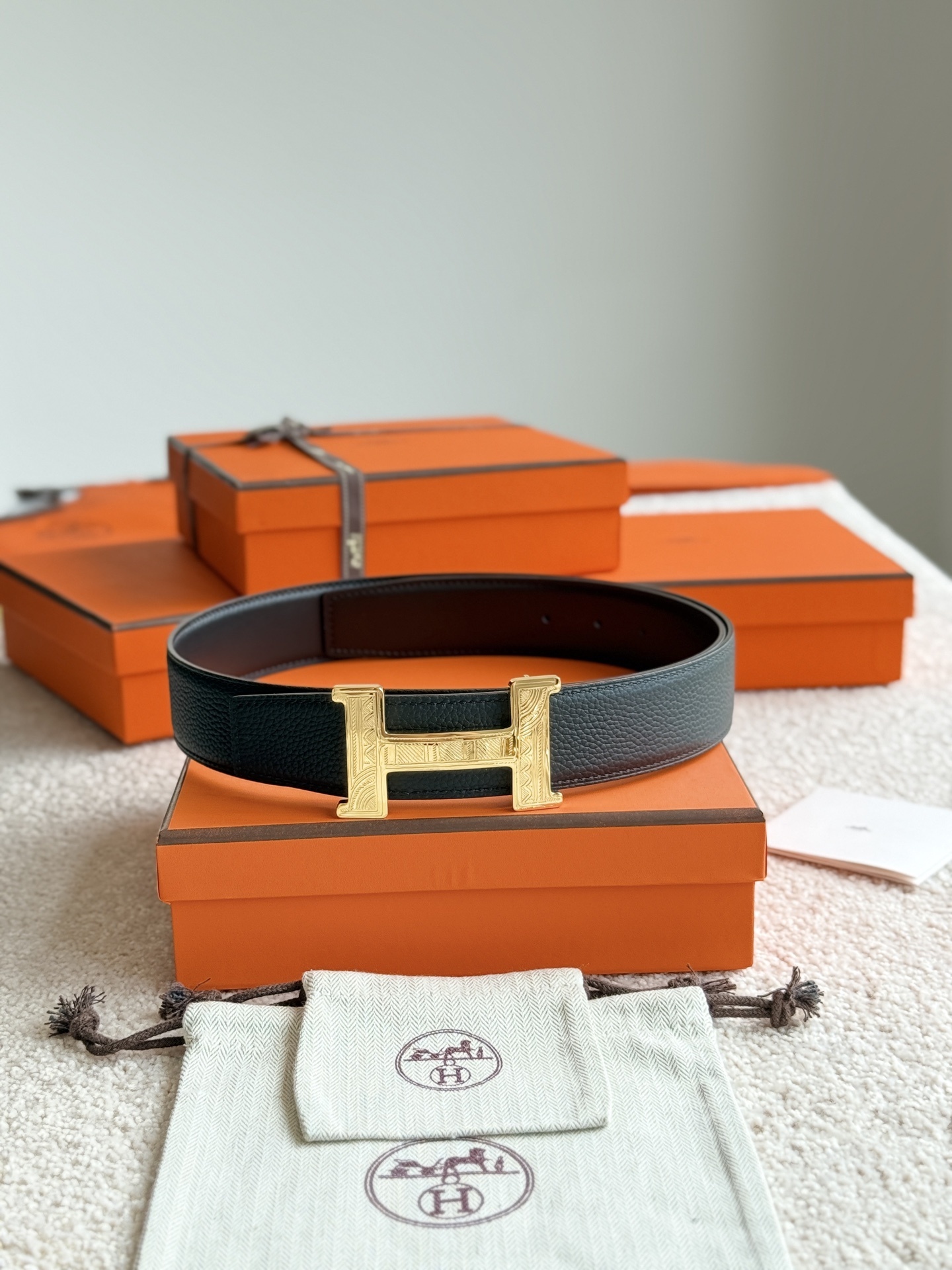 Luxury Grained Leather H Belt with Engraved Gold Buckle