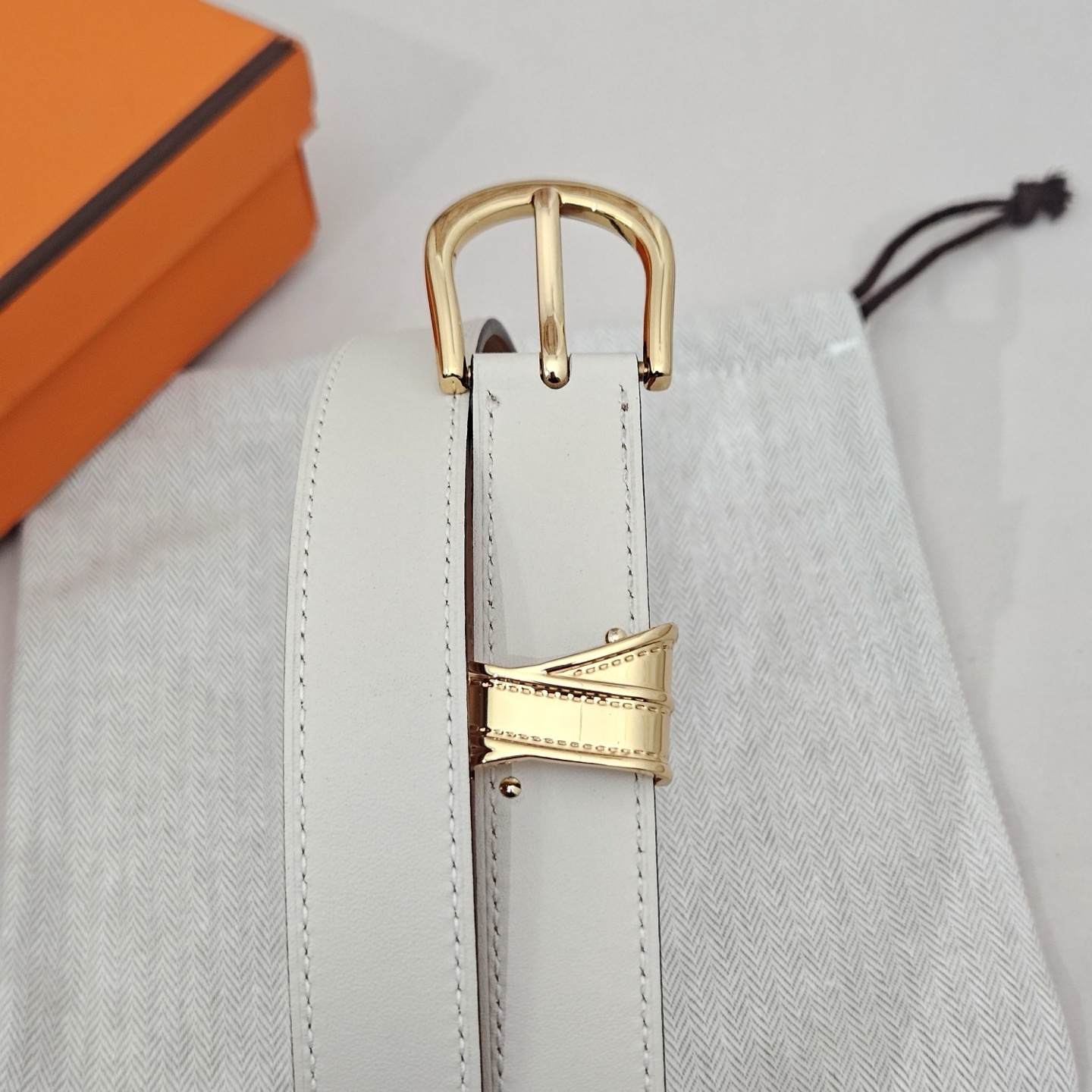 Luxury Hermès Women's White Leather Belt with Gold-Tone Buckle