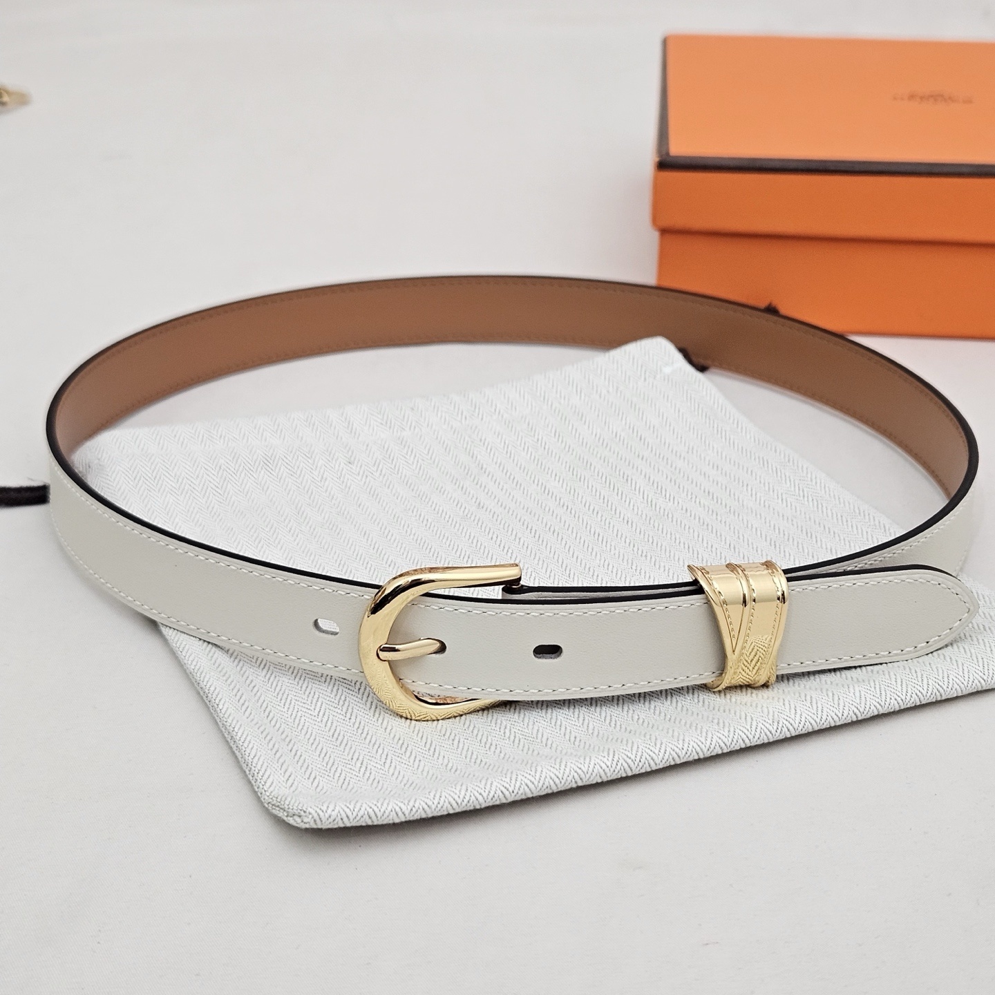 Luxury Hermès Women's White Leather Belt with Gold-Tone Buckle